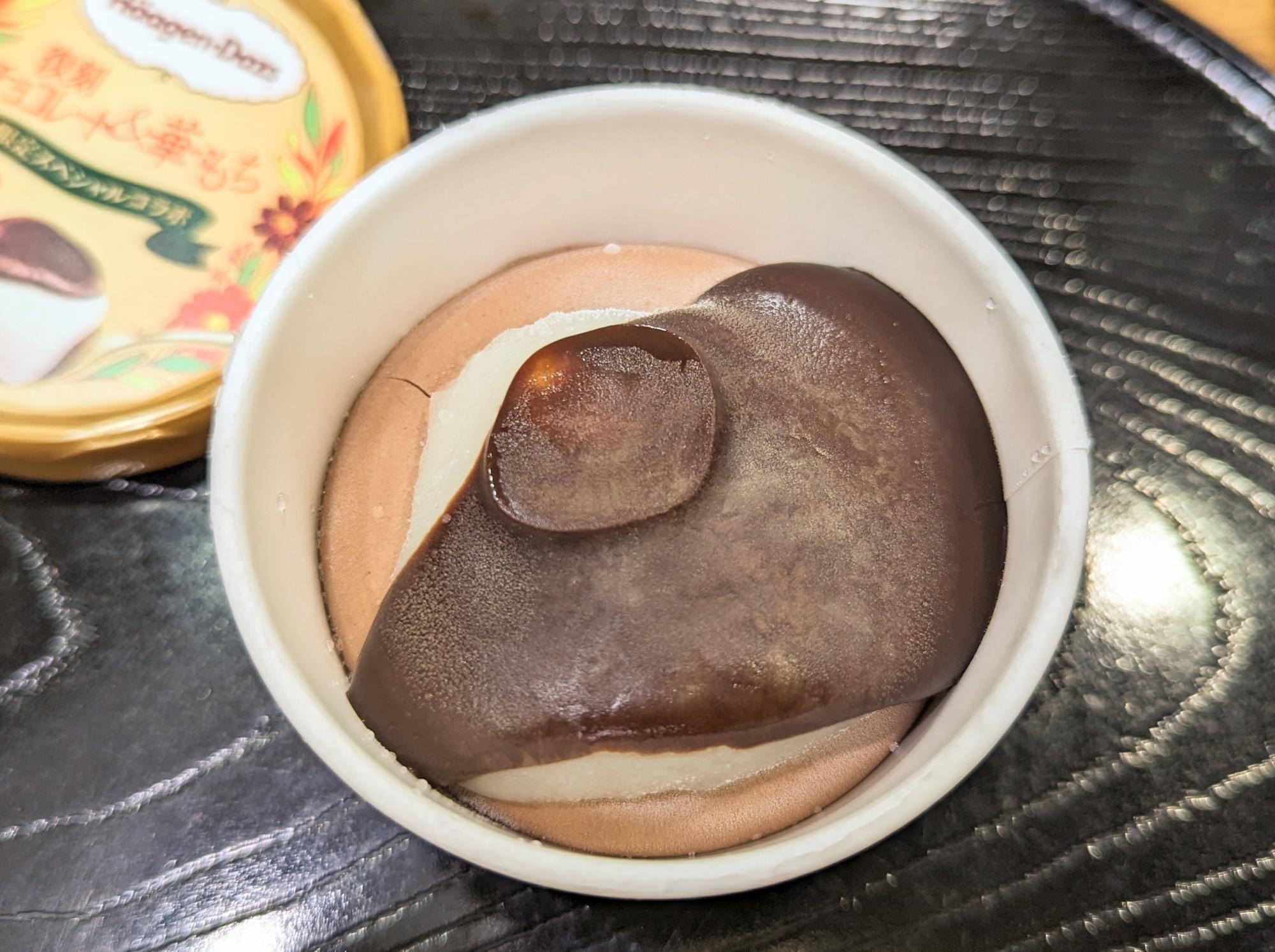 白餡入りとは思えないほど、なめらかな質感のチョコ餡。