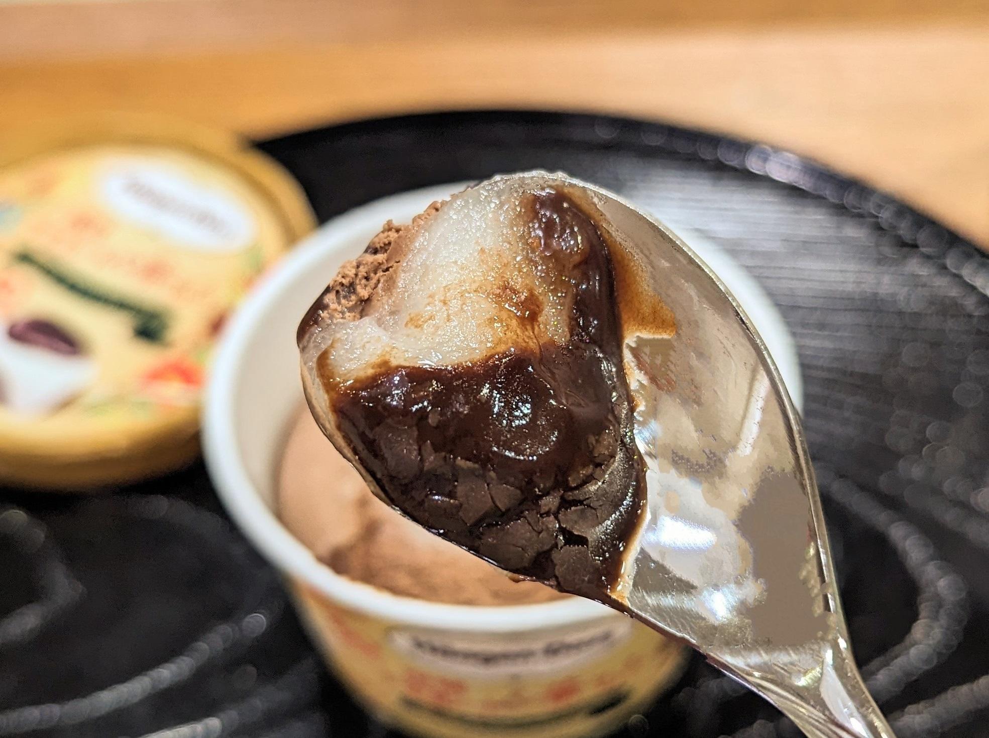 スプーンで切れるかたさのおもちとチョコ餡を一緒に食べると、『生チョコもち』のような食感に！