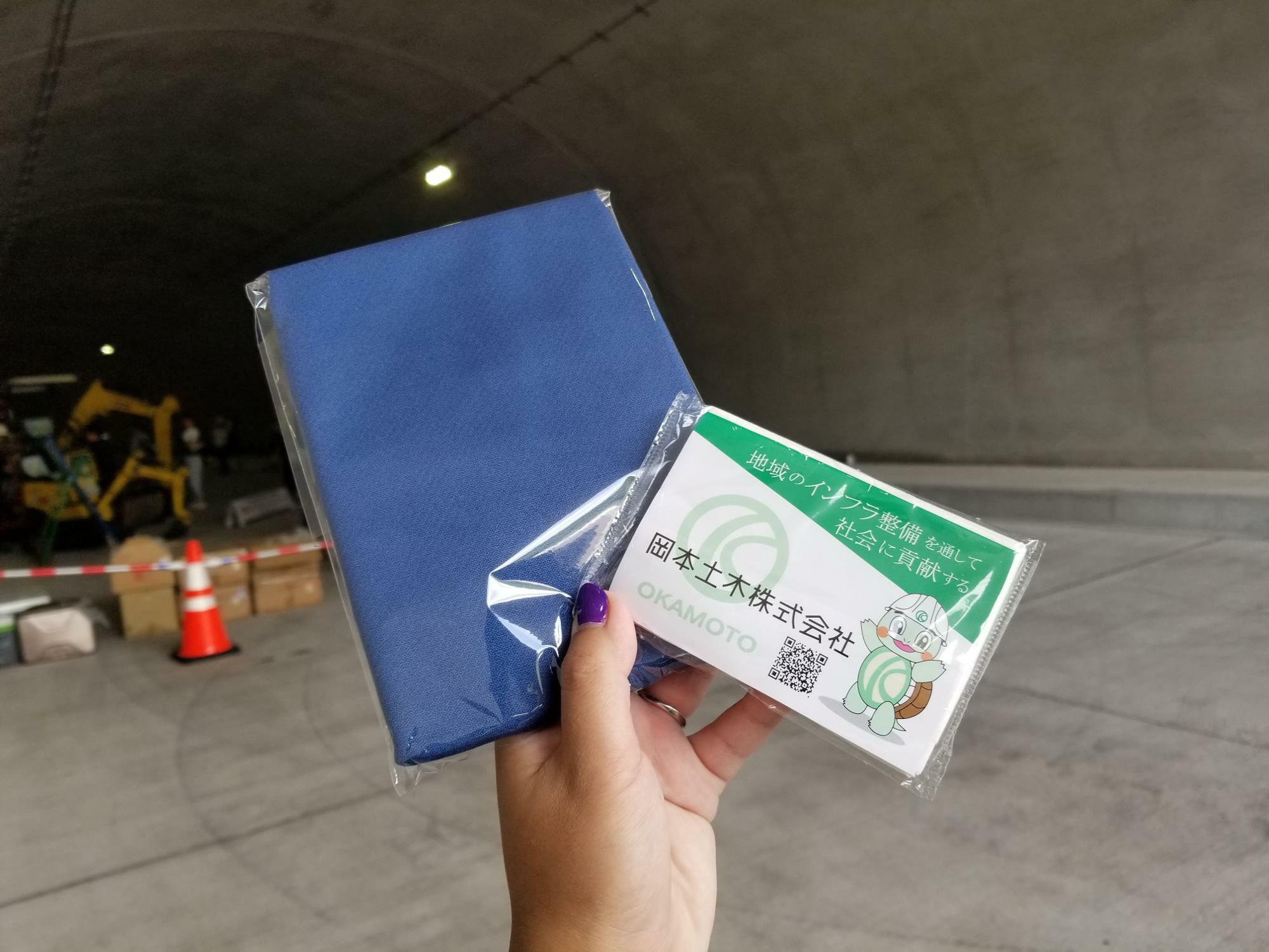 参加者に無料で配られた冷感タオルとポケットティッシュ