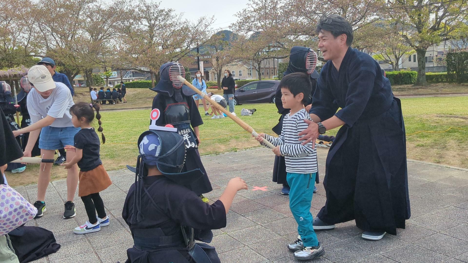 （右）白雲練成会会長の曽宮健一さん（4月に行われた「岡垣チャリティマルシェ」にて）