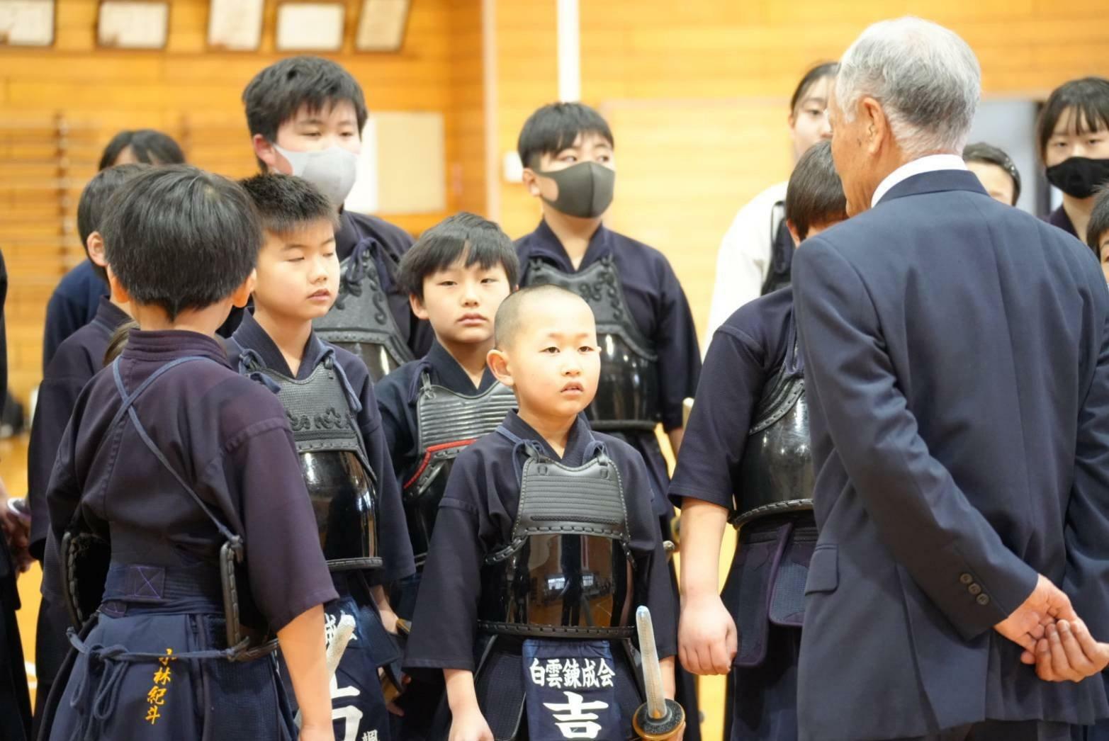 先生の話に耳を傾ける子どもたち