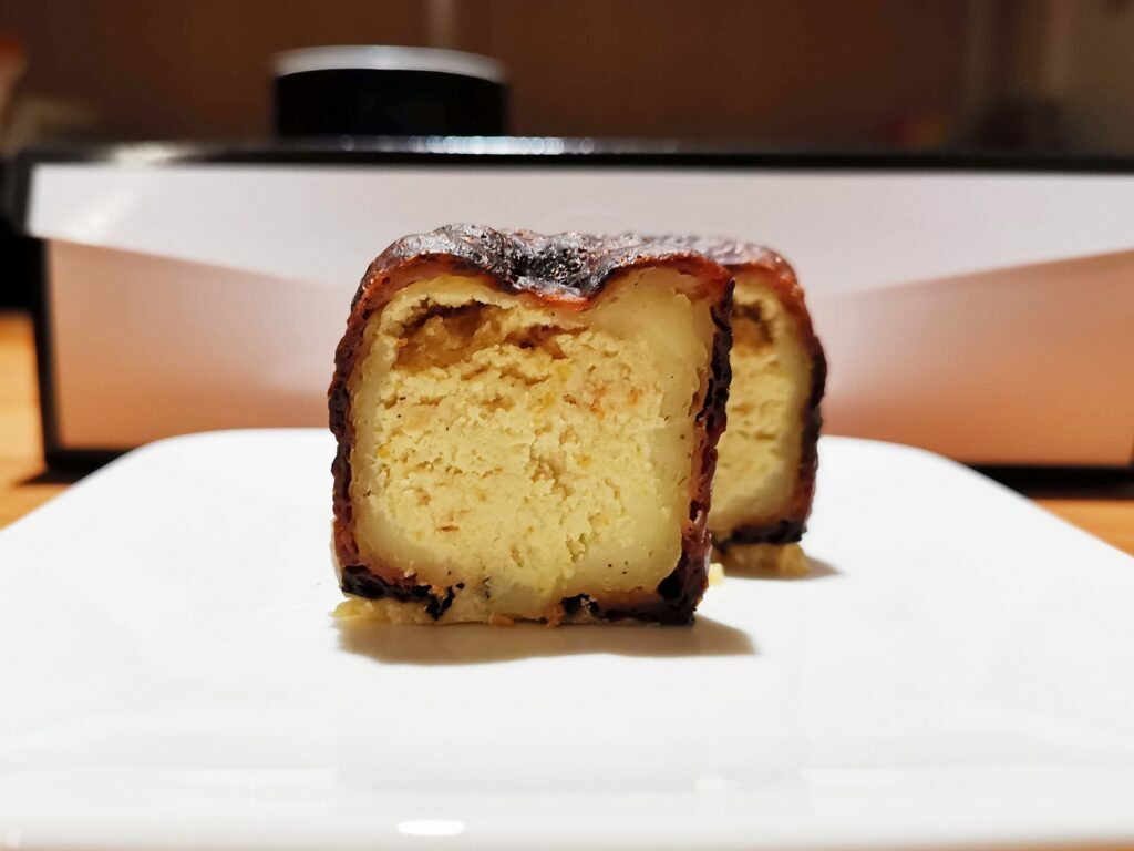 LOUNGE TOKYO（ルワンジュ東京）のカヌチー。カヌレ風のチーズケーキ。