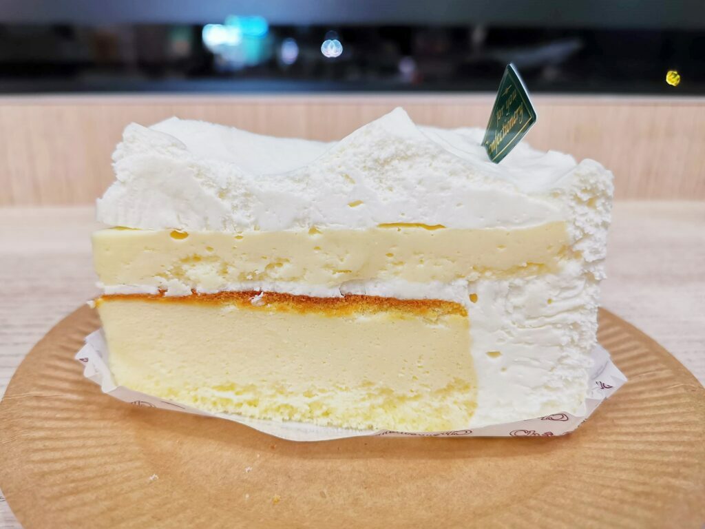 シャトレーゼで過去に販売されたトリプルチーズケーキ。レア、ベイクド、スフレを同時に楽しめる