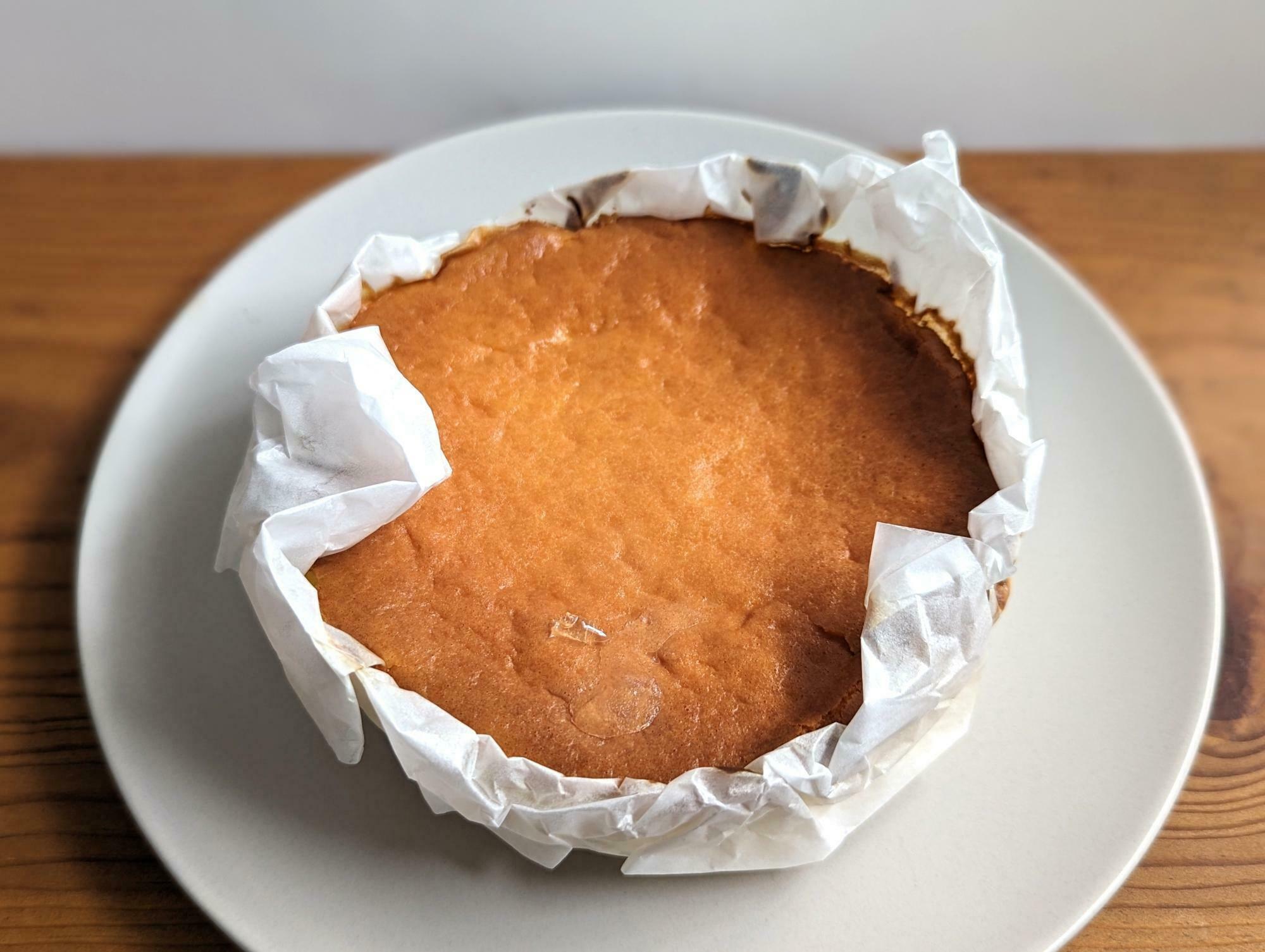 成城石井の紙包み純生クリームのバスクチーズケーキ