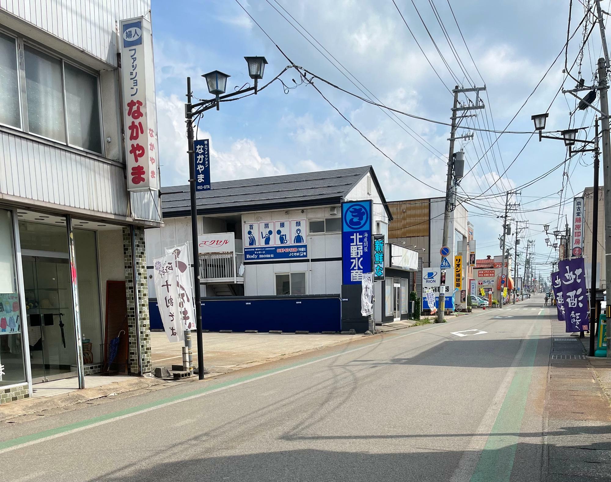 花火通り商店街は学生の通学路でもある