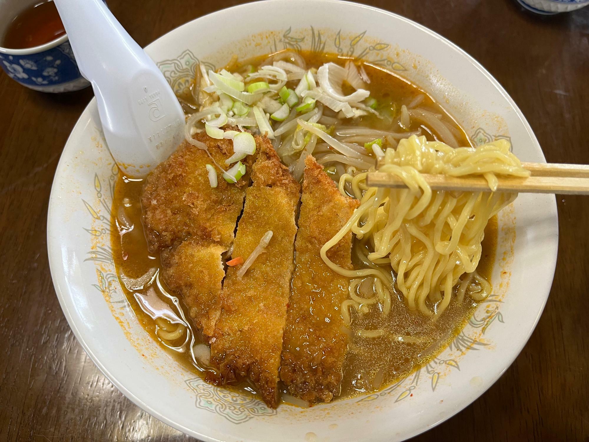 野菜多めのラーメンとトンカツとのバランスが抜群！