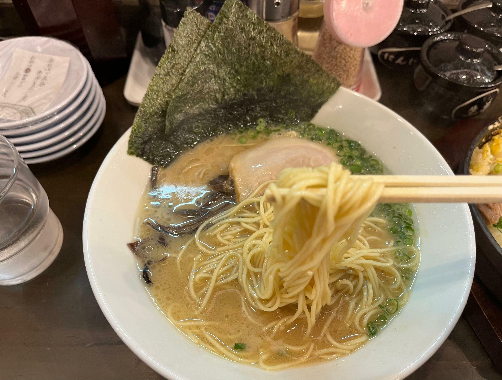 細麺と濃厚スープの相性が抜群だ