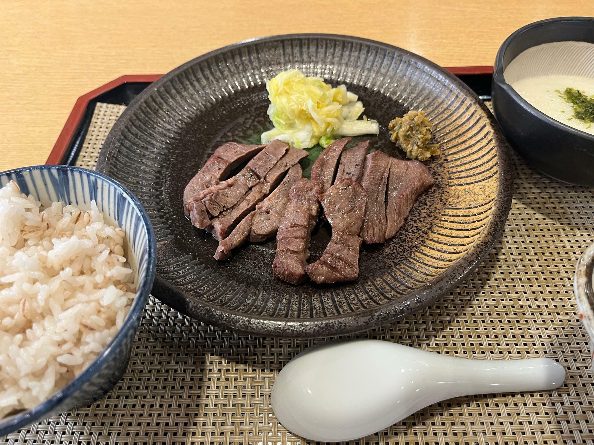 牛タンはなかなか肉厚だ