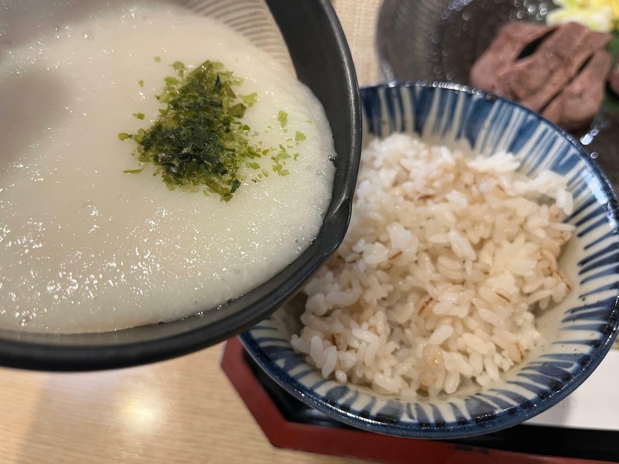 牛タンといえばとろろご飯だ