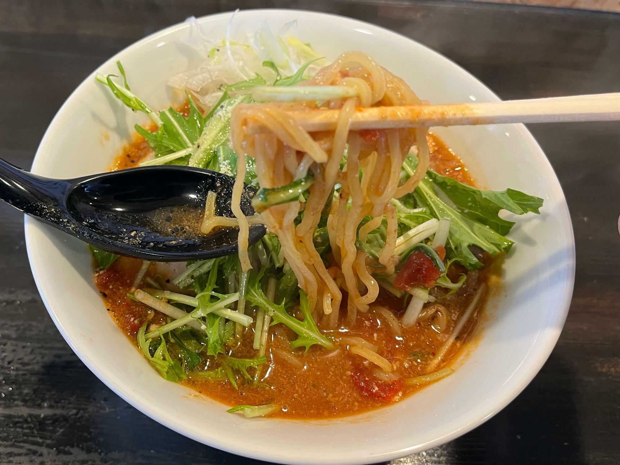 酸味の効いたスープと中太麺の相性も抜群！