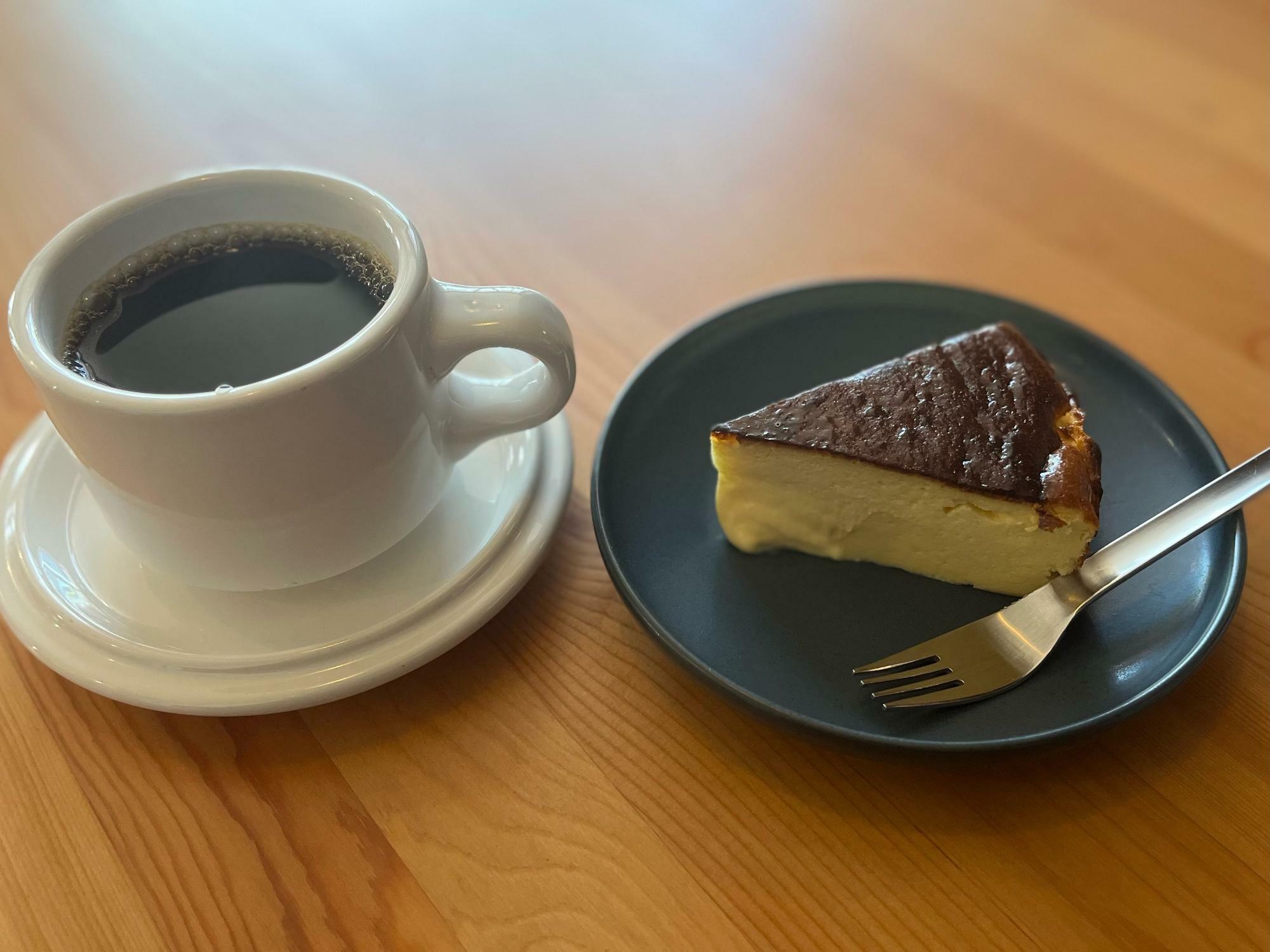 森ノ月ブレンド（おかわりコーヒー）：250円&バスク風チーズケーキ：380円