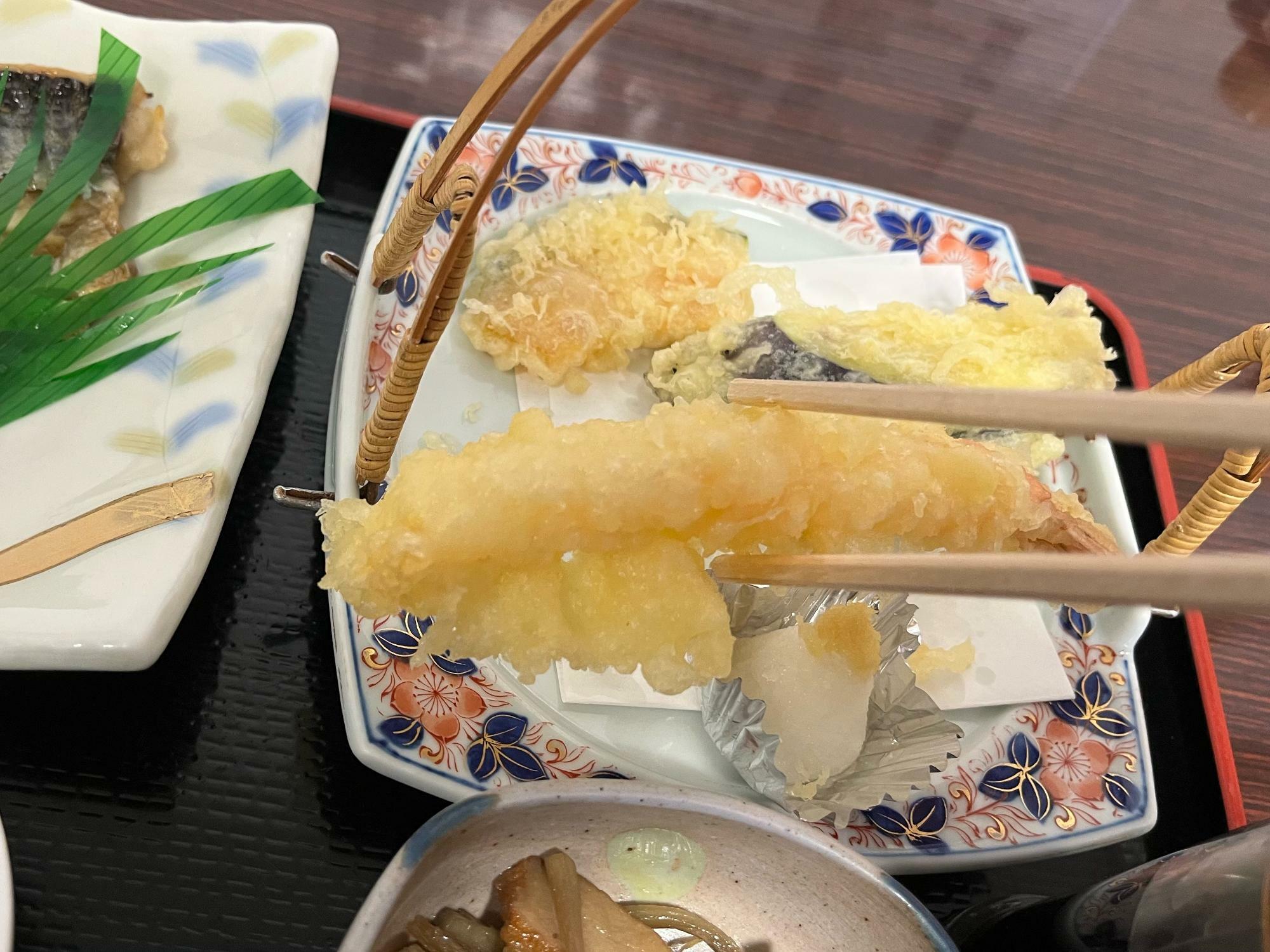 まずは揚げたての天ぷらから！