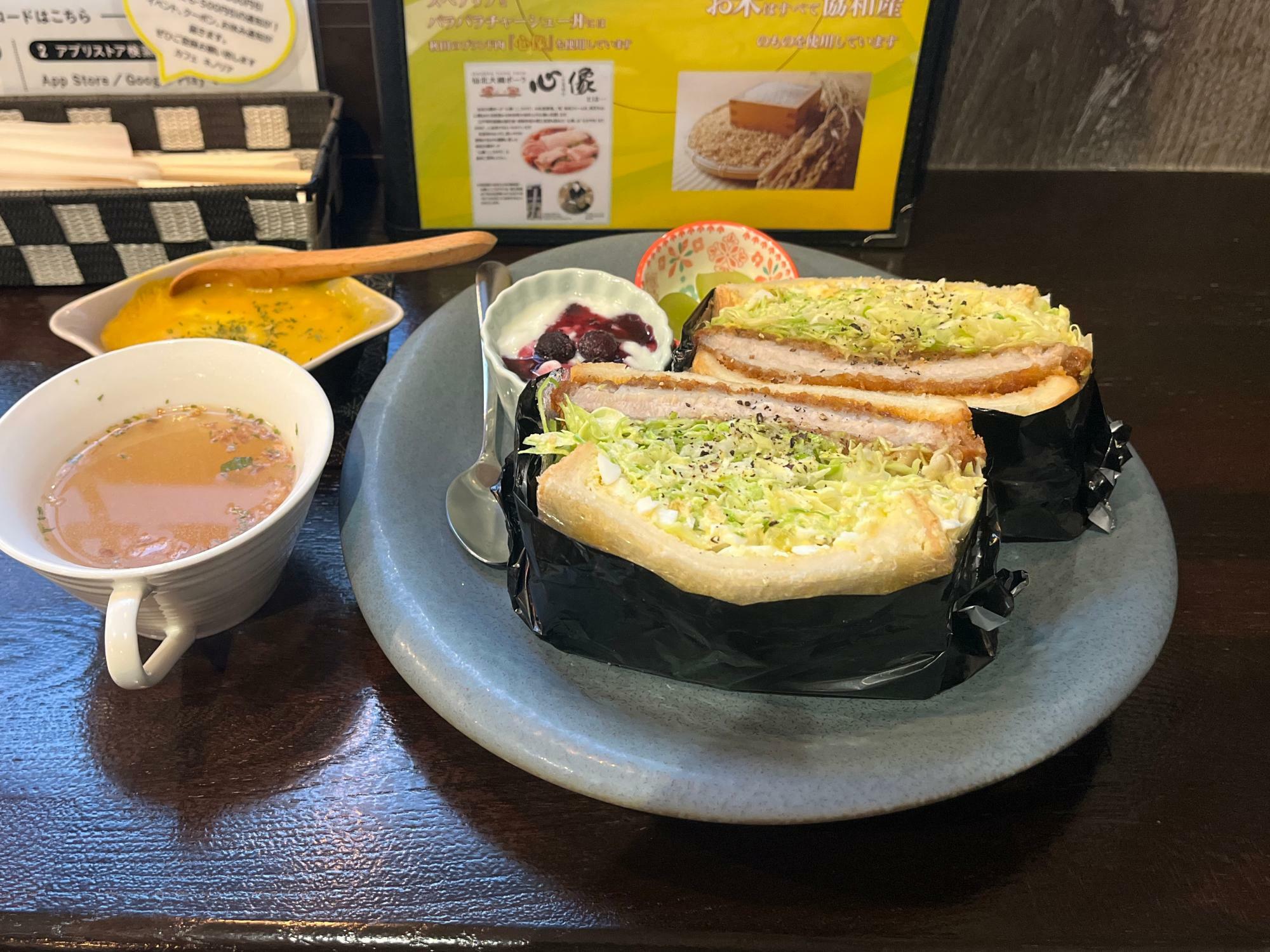 ネノリアカツサンド（ヨーグルト・小鉢・スープ・フルーツ付き）