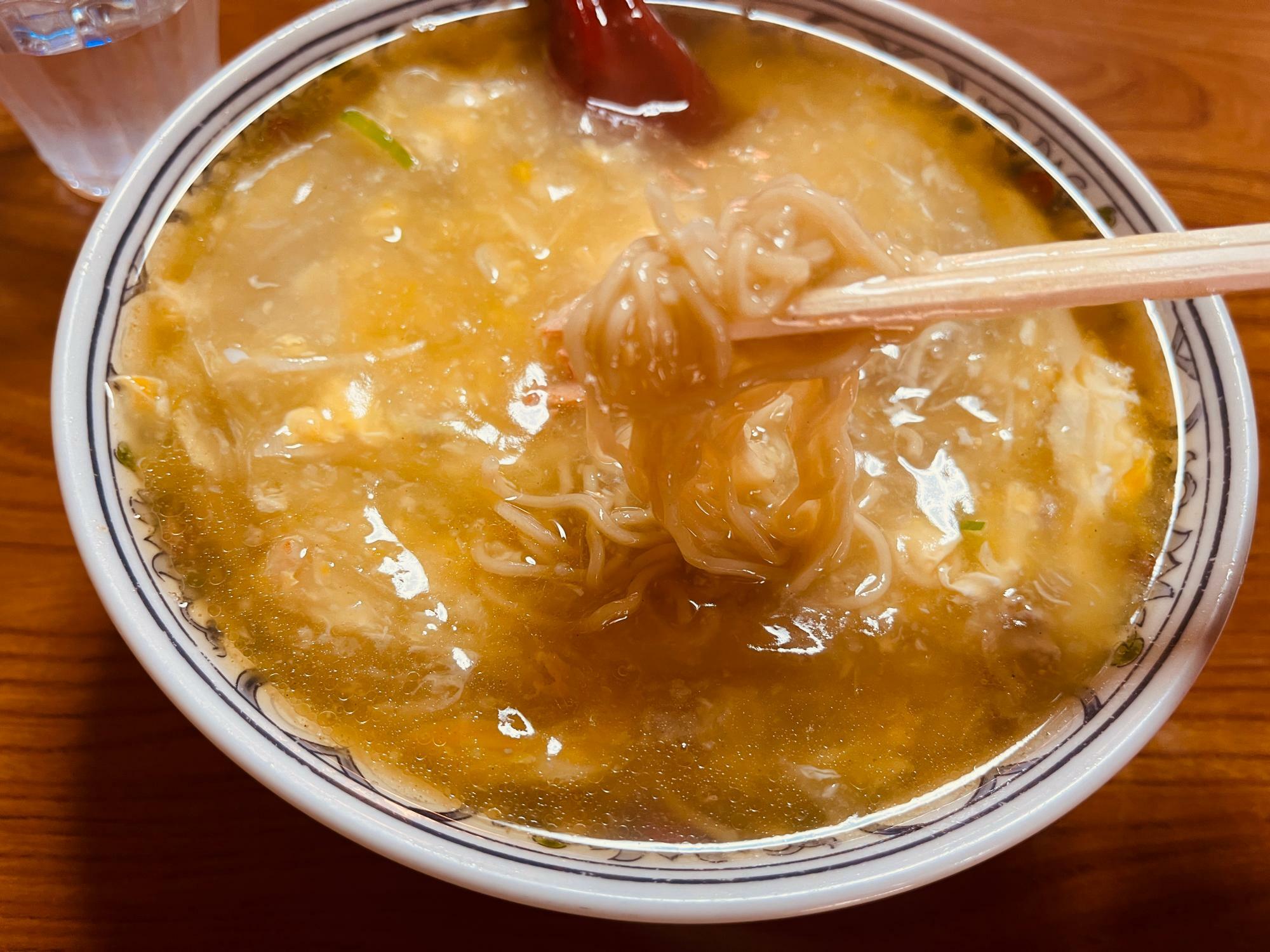 熱々のスープから、トロトロの餡をまとった細麺を救出！