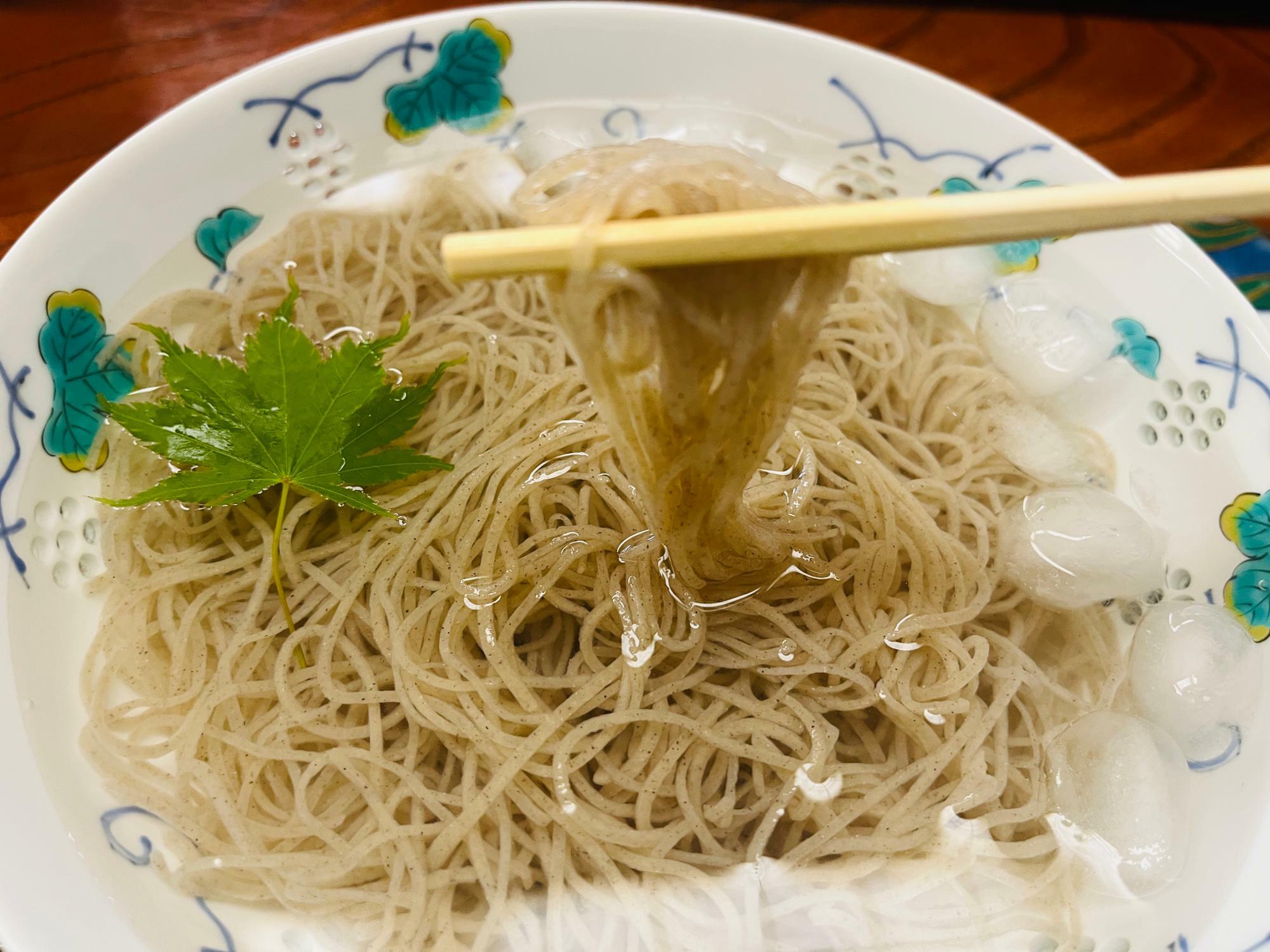 名水に浸かる極細の蕎麦に注目！