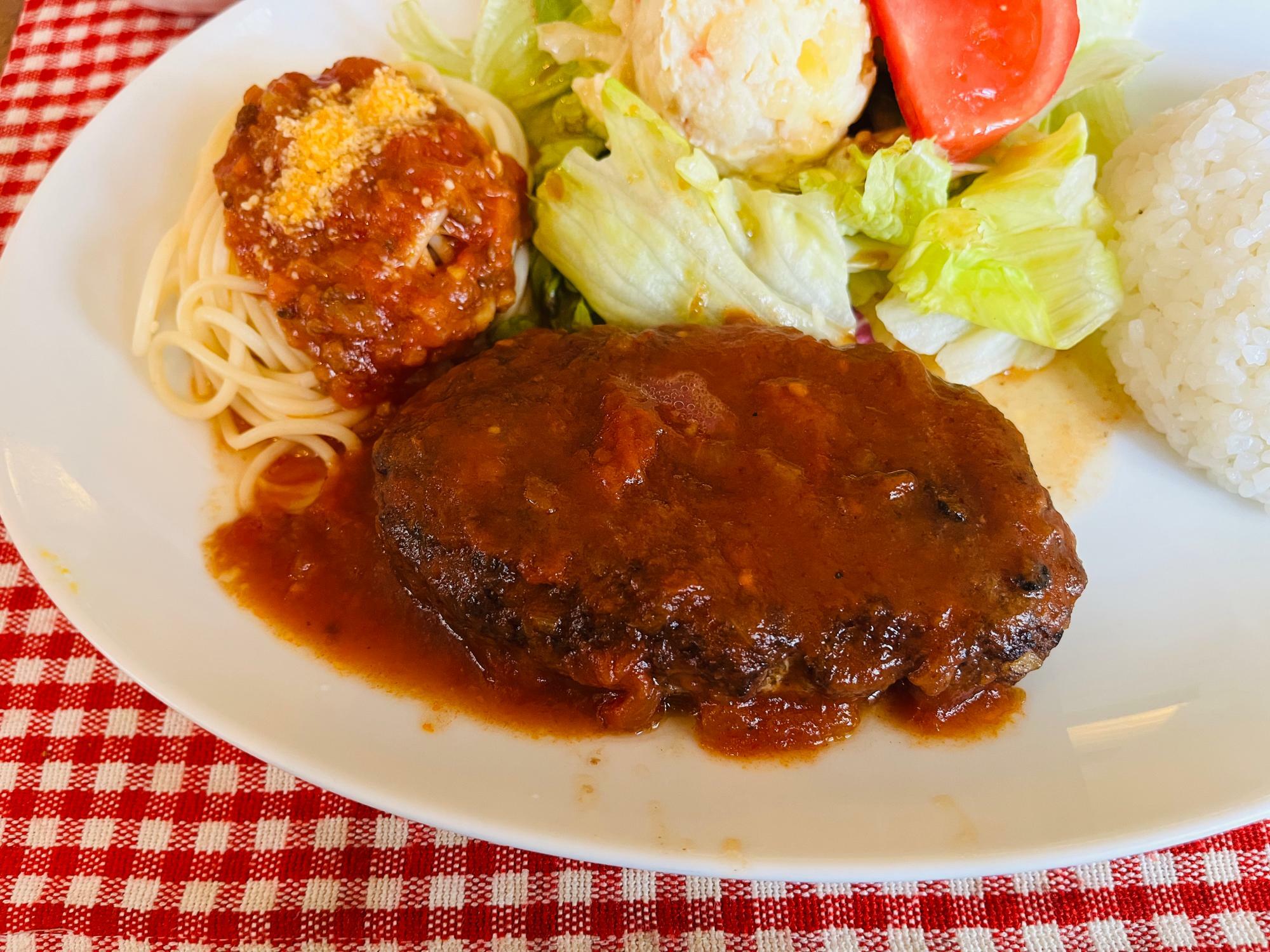 肉感あふれるハンバーグがウマい！