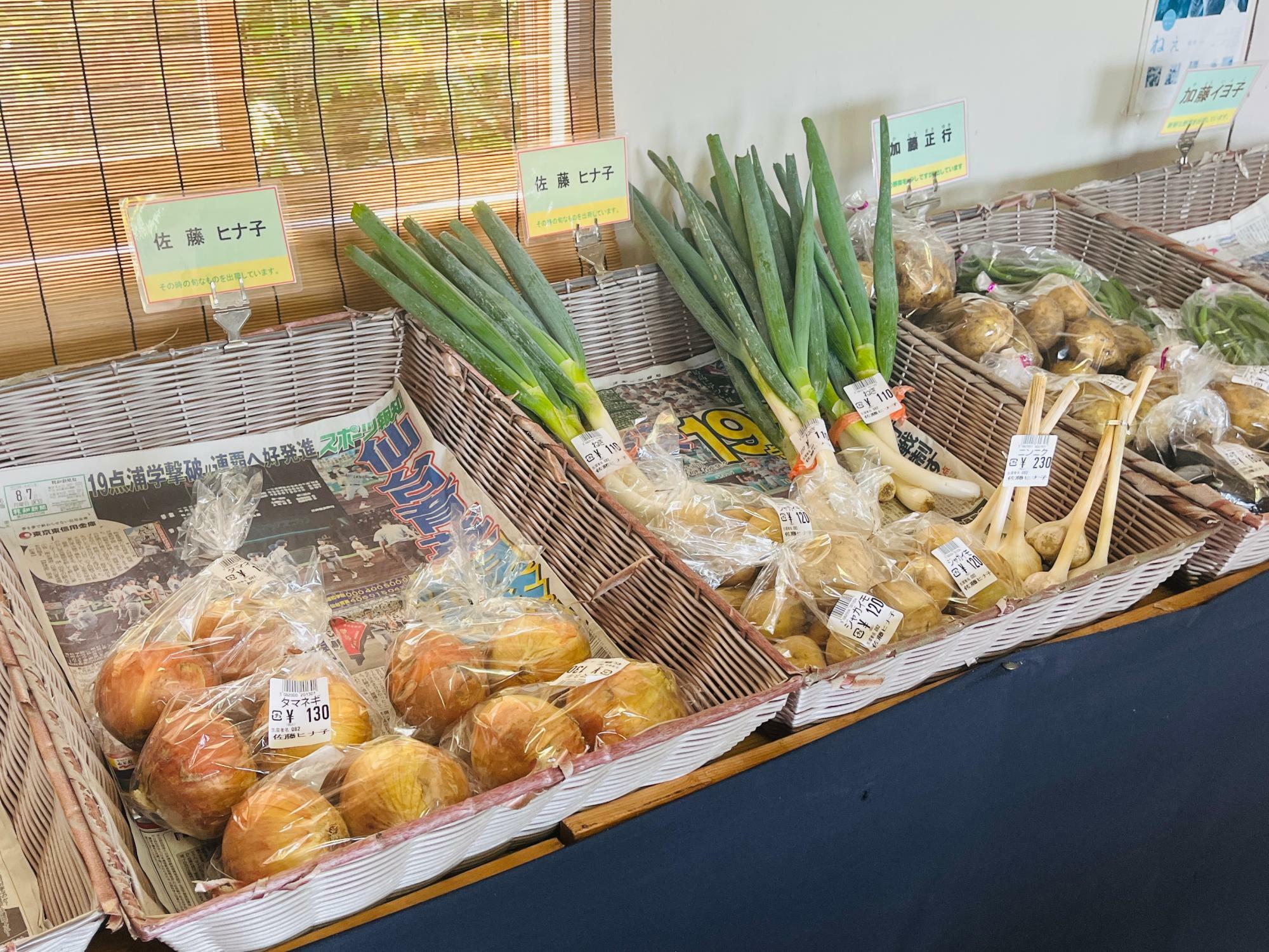 併設している直売所では、地元で採れた野菜の販売も！