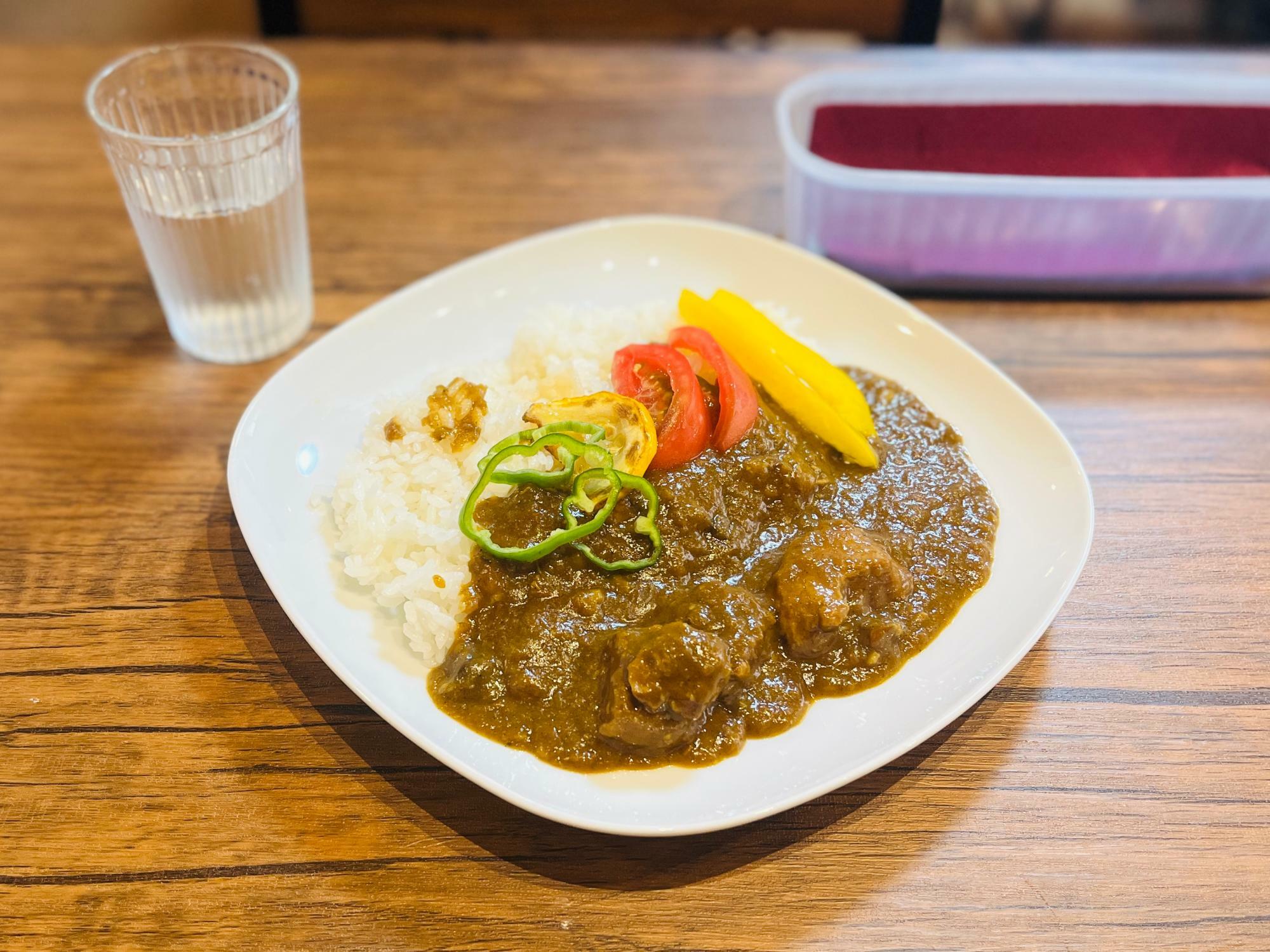 季節のカレーライス：880円　※価格は税込みで記載しております。