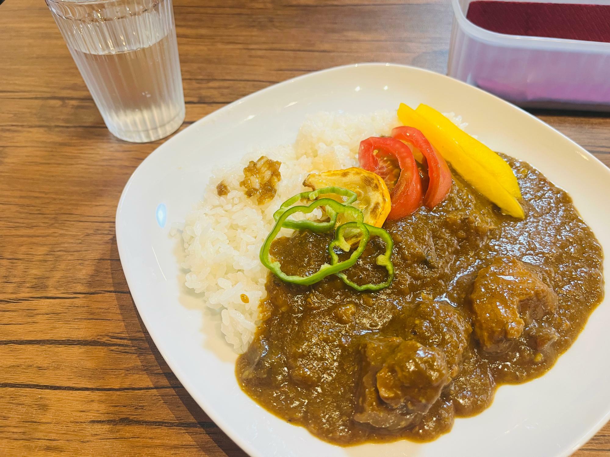 夏野菜とゴロっとした肉がカレーをアシスト！