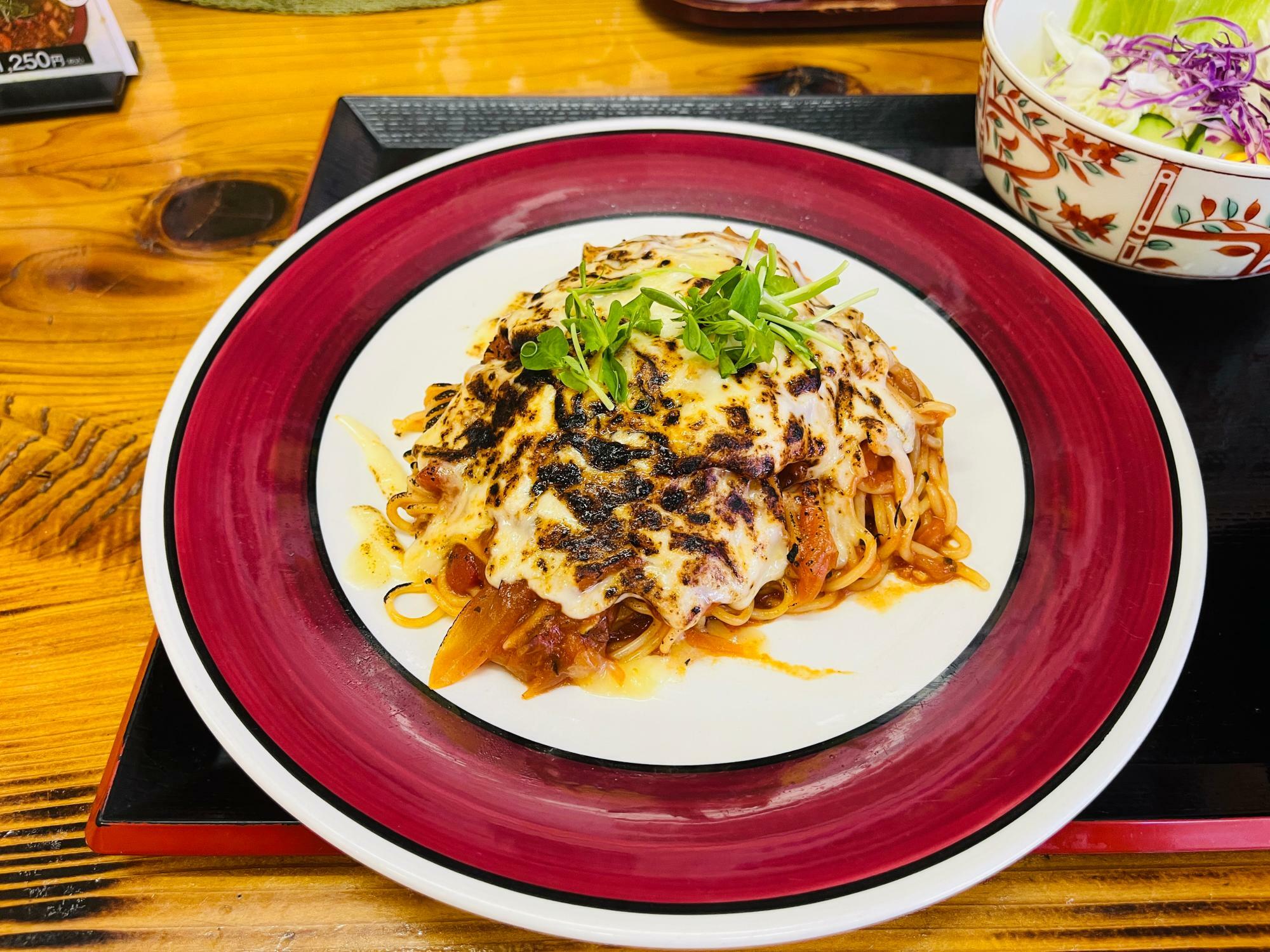 ナポリタンを包む焼きチーズの焦げ目がたまらん！