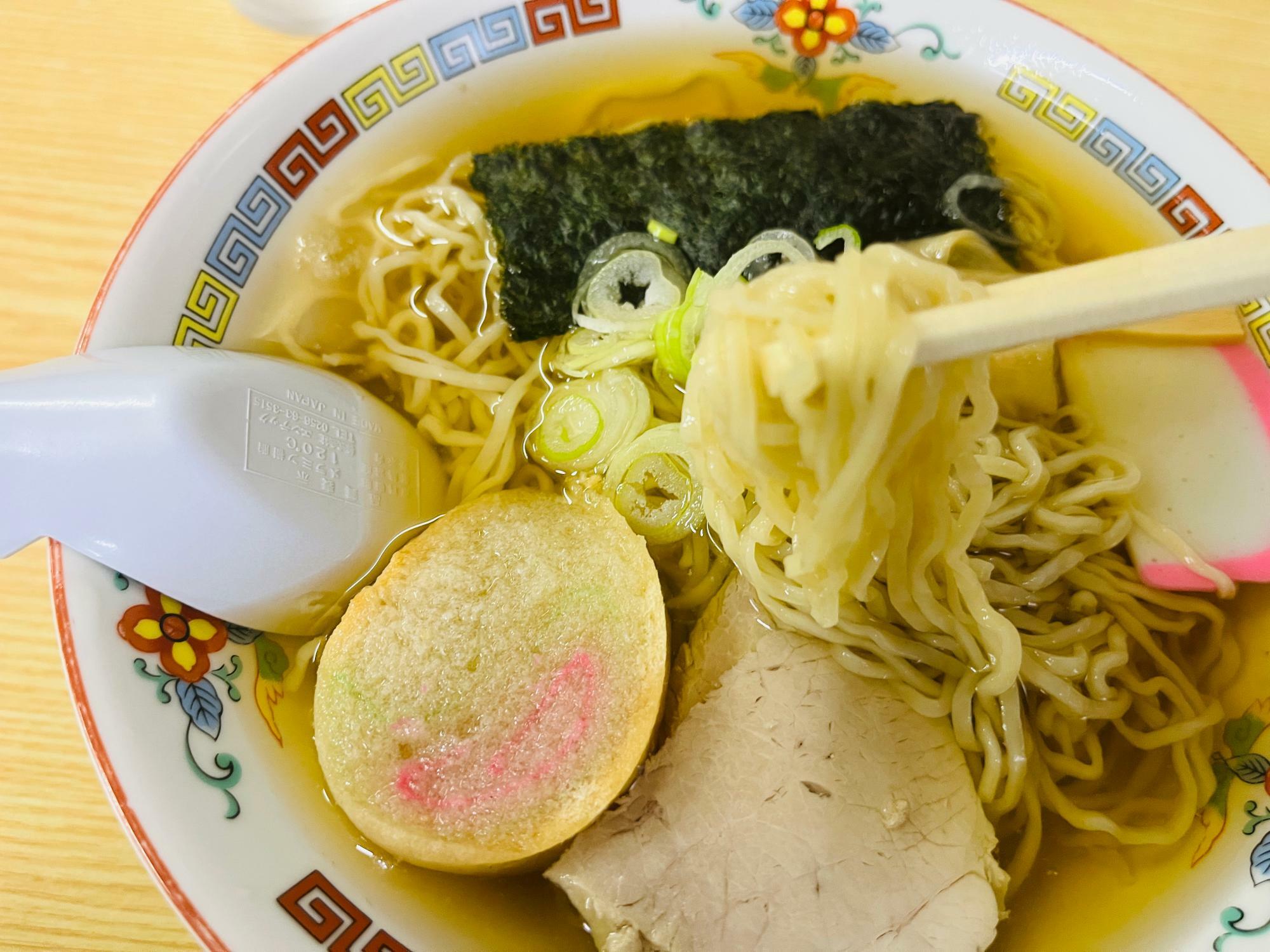 弾力のある縮れ麺に注目！