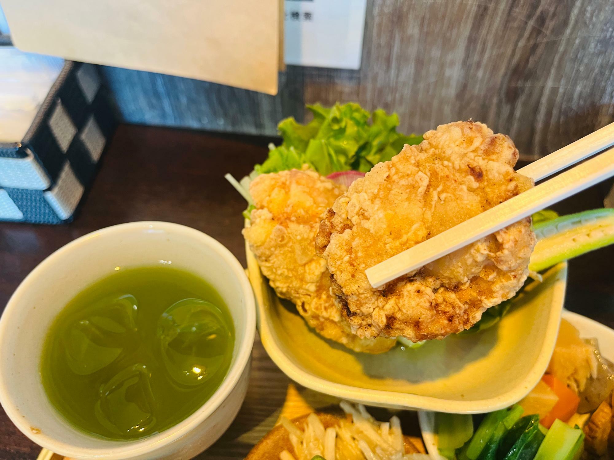 本日の主役は特大の唐揚げ！