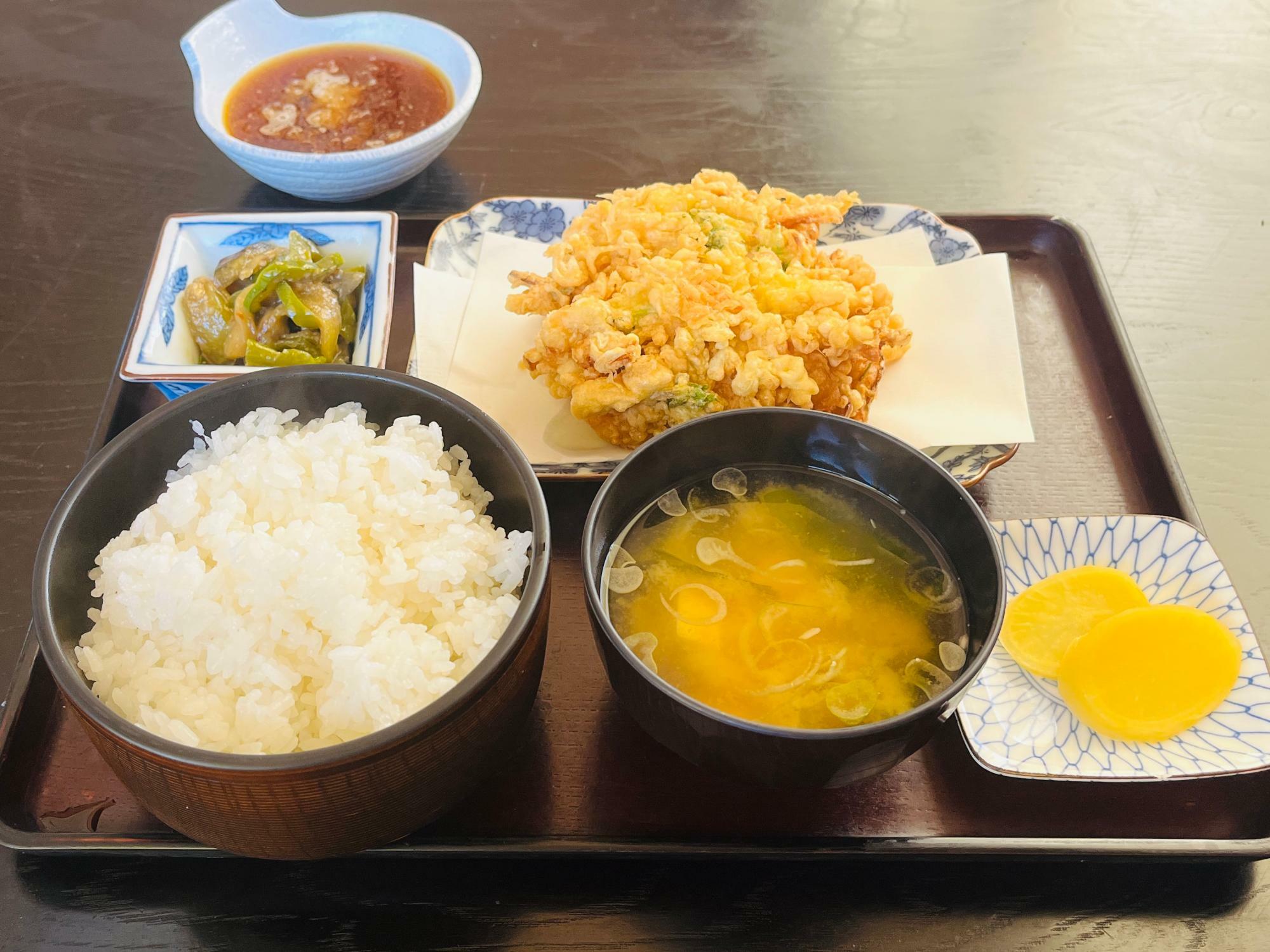 ジャンボ花火かき揚げ定食：890円