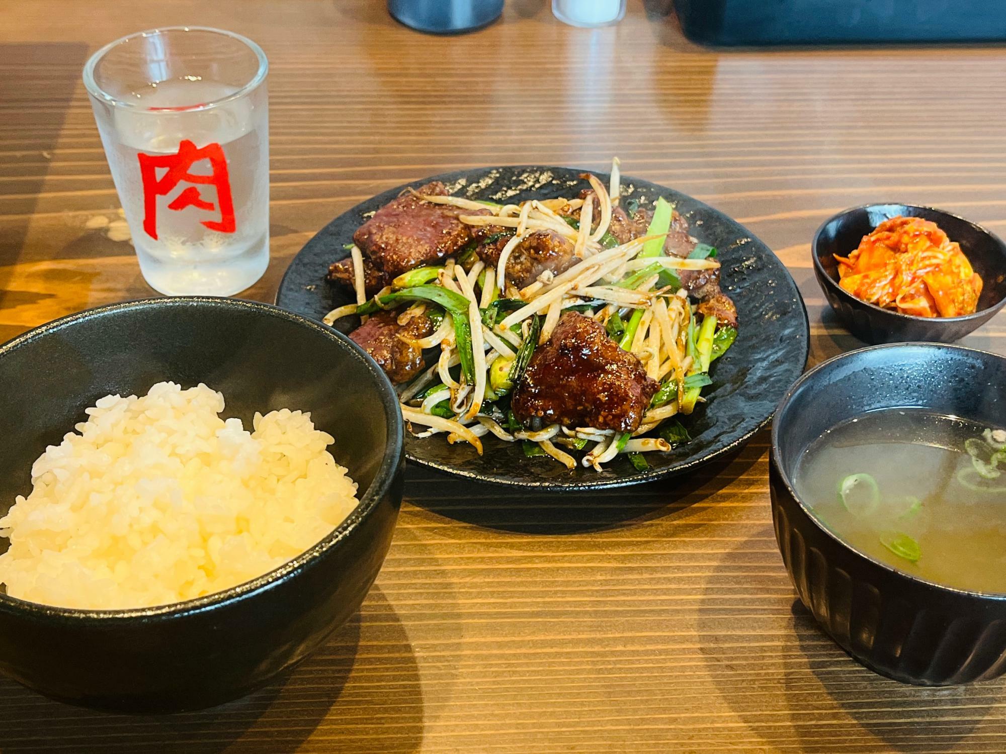 ホルモン屋さんの黒毛和牛レバニラ定食：1,300円