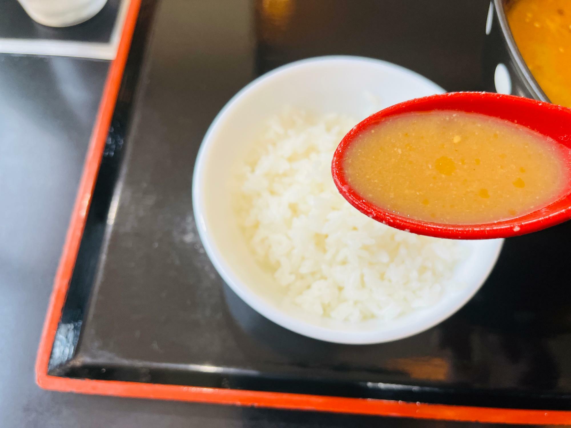 〆は白飯に残った納豆汁のスープを……