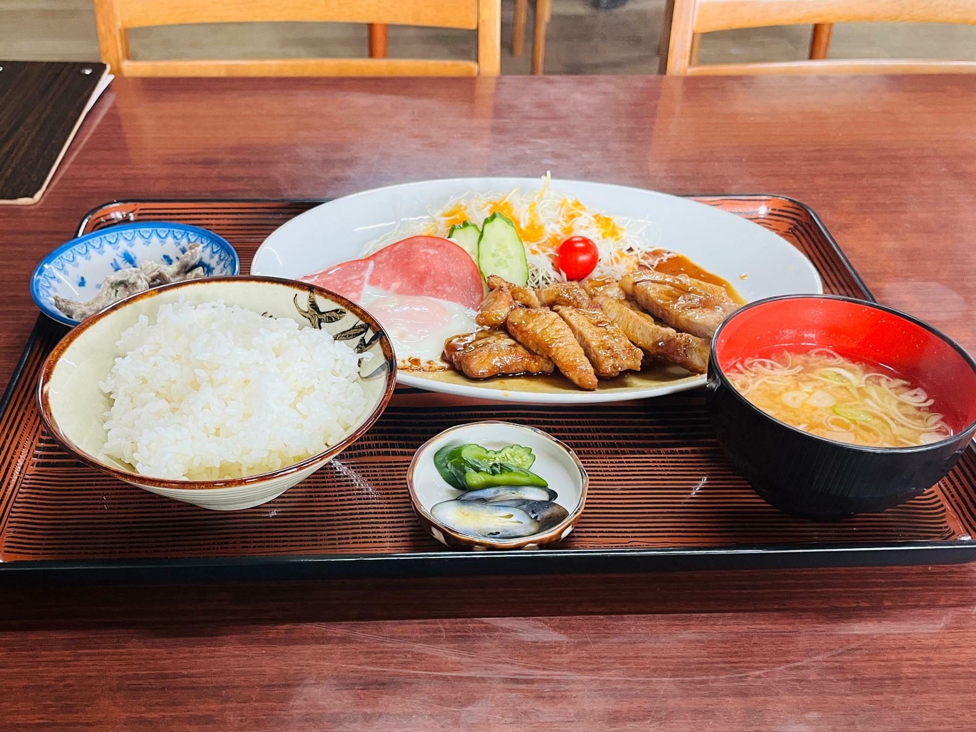 焼き肉定食：950円