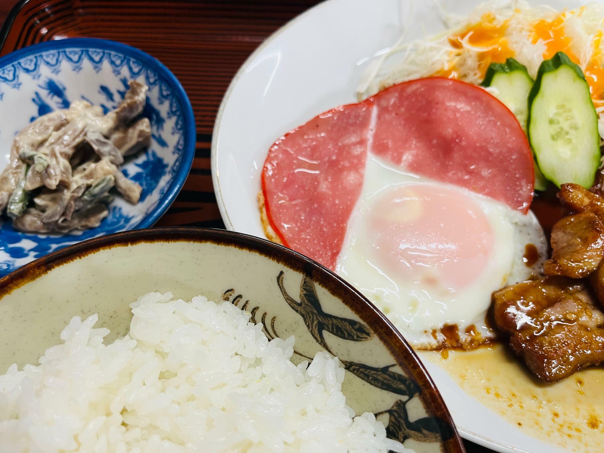 肉の隣にいるハムエッグも嬉しい！