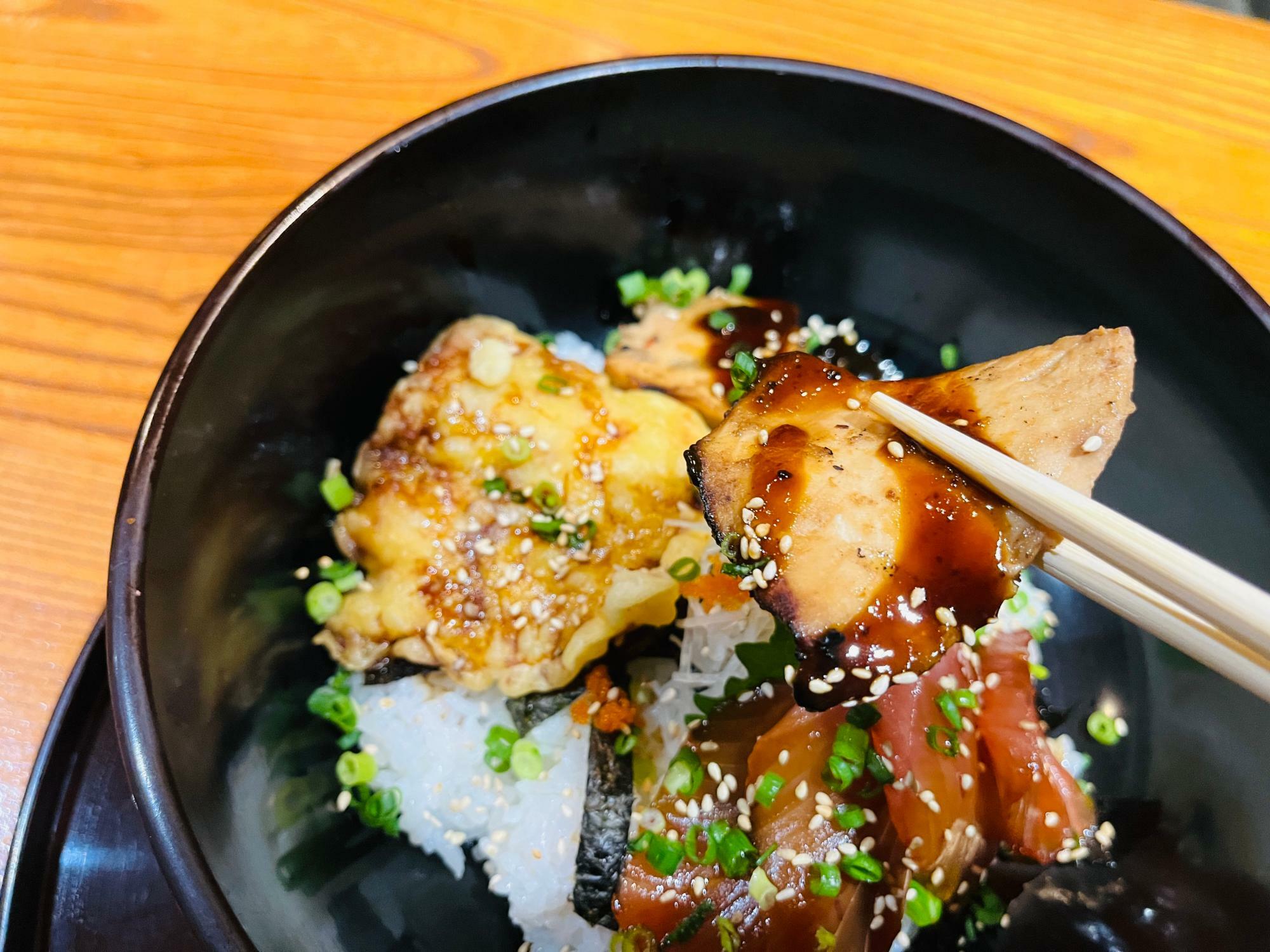 マグロのカルビ焼きは、まるで肉！