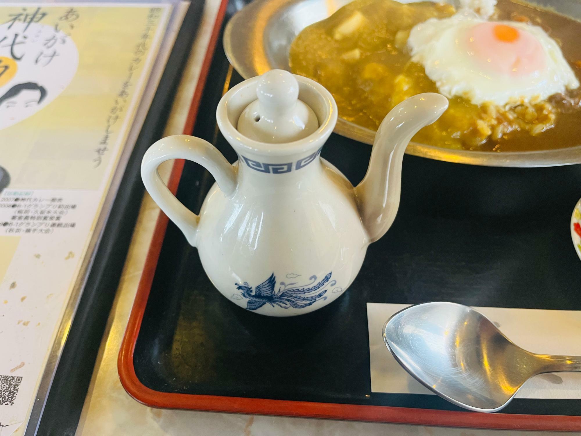 カレーにウスターソースをかけるのも神代カレー流！