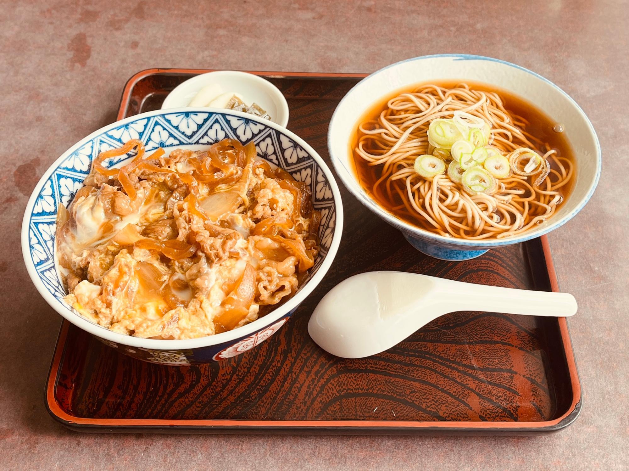 牛丼：850円、かけ：450円