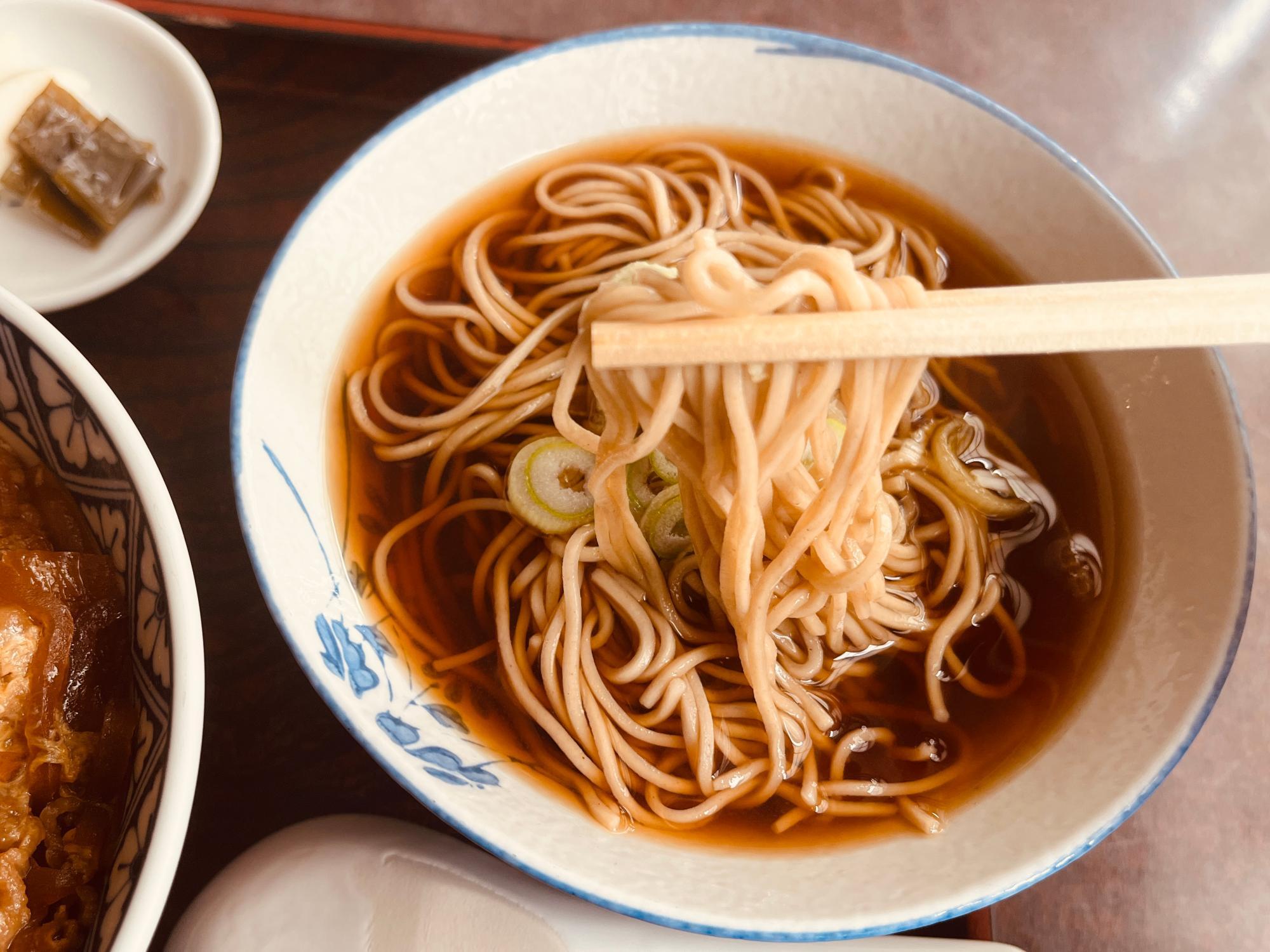 蕎麦は甘めのつゆで上品な味わい！