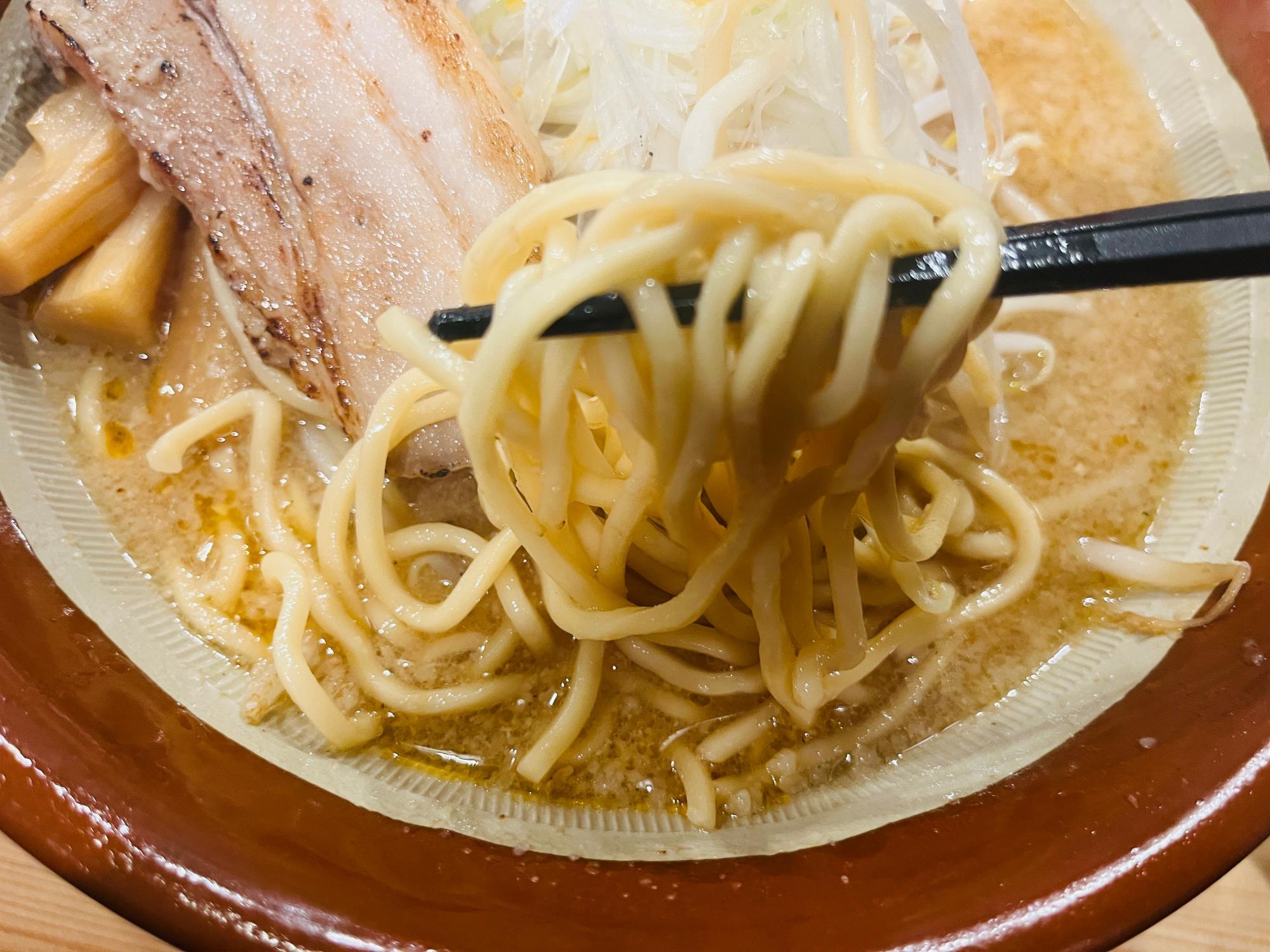 プリップリの特注麺がウマい！