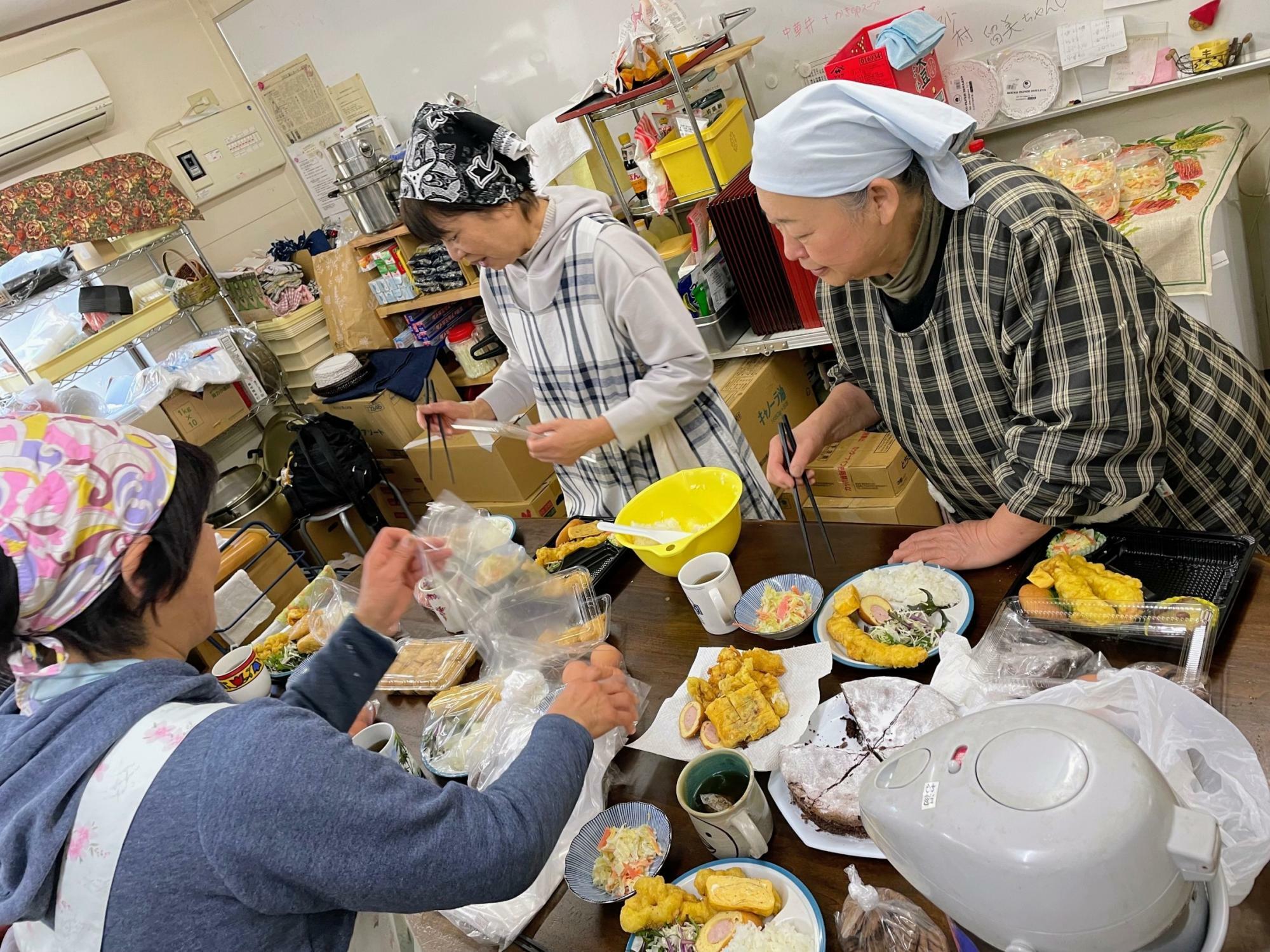 調理ボランティアスタッフの皆さん。毎回、献立を考えるのが楽しいそうです。