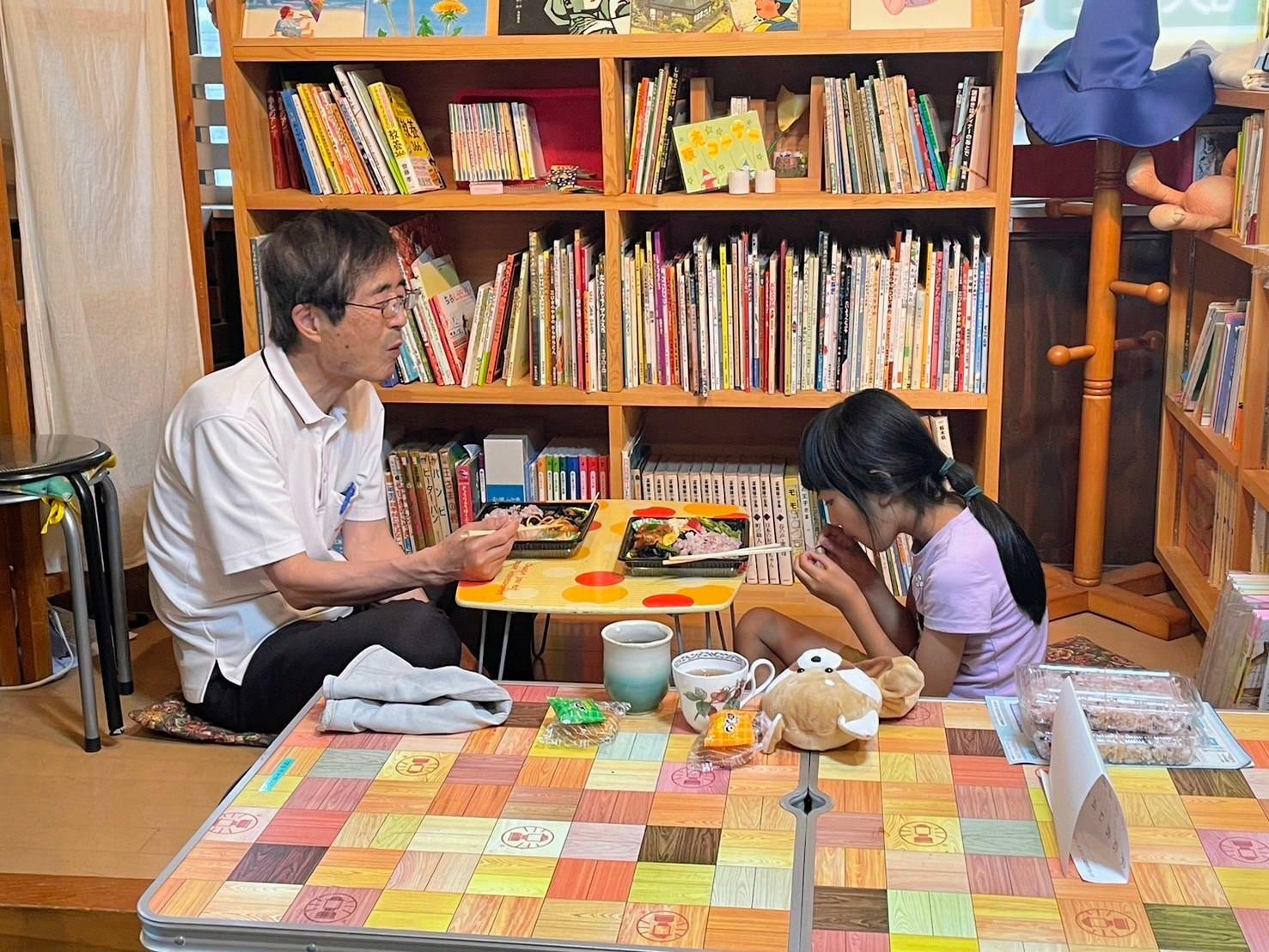 会食に訪れたおじいちゃんとお孫さん。心がほんわか温まる家庭料理を食べながら思わず笑みがこぼれます。