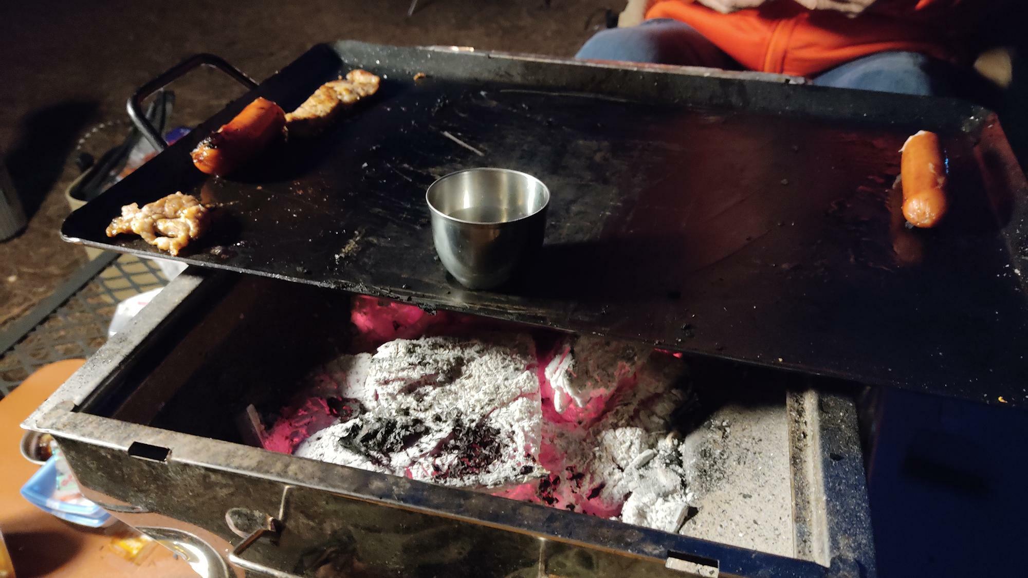 BBQには欠かせない炭は調理にも暖房にも使えて便利