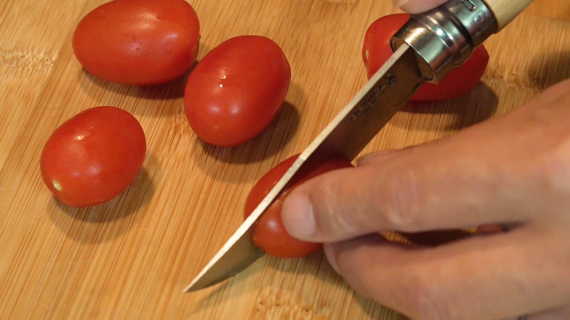 巻きやすいようにトマトは半分に切ります