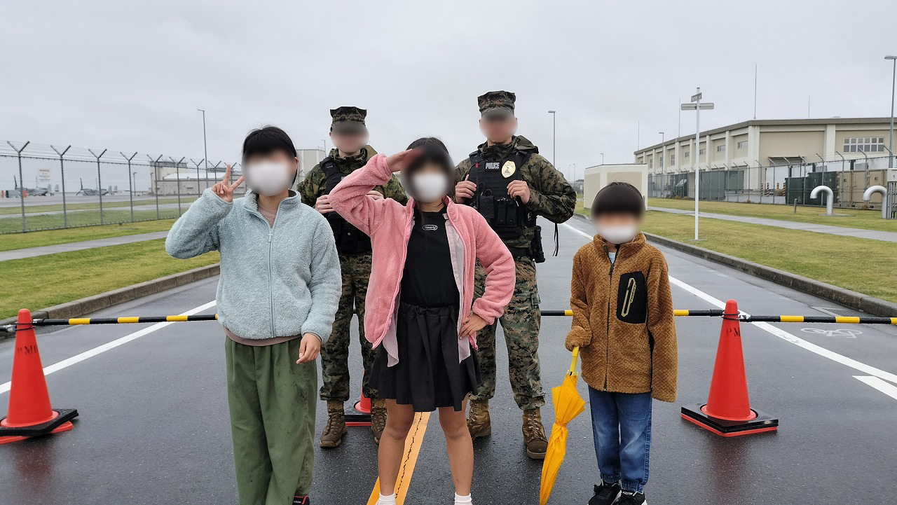 子供たちと米軍兵士で記念撮影