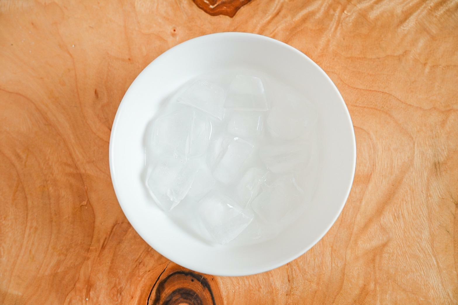 白い皿に入った氷水
