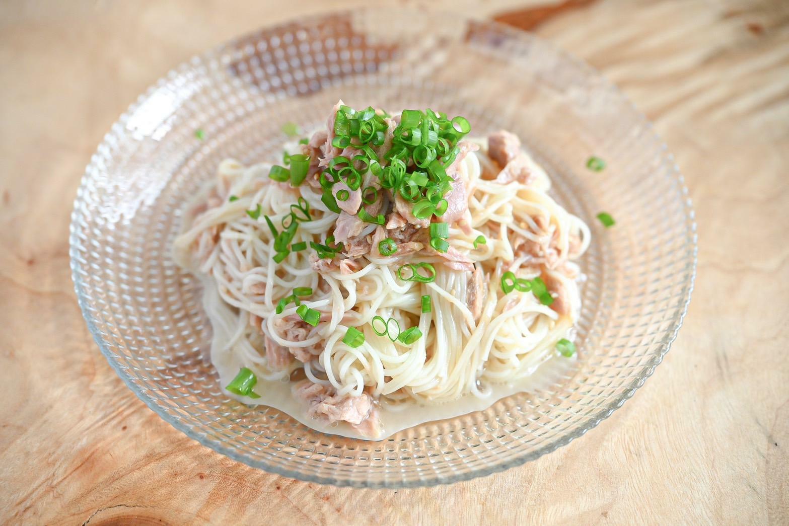 皿に盛られた旨だれそうめん