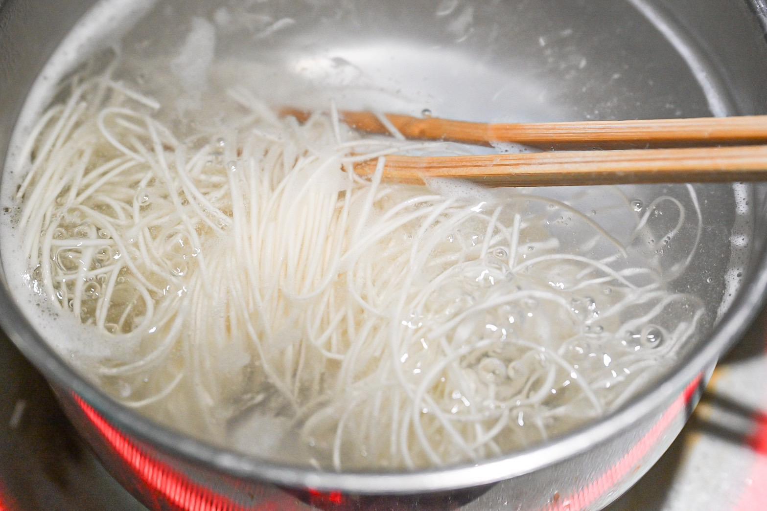 鍋でゆでているそうめん