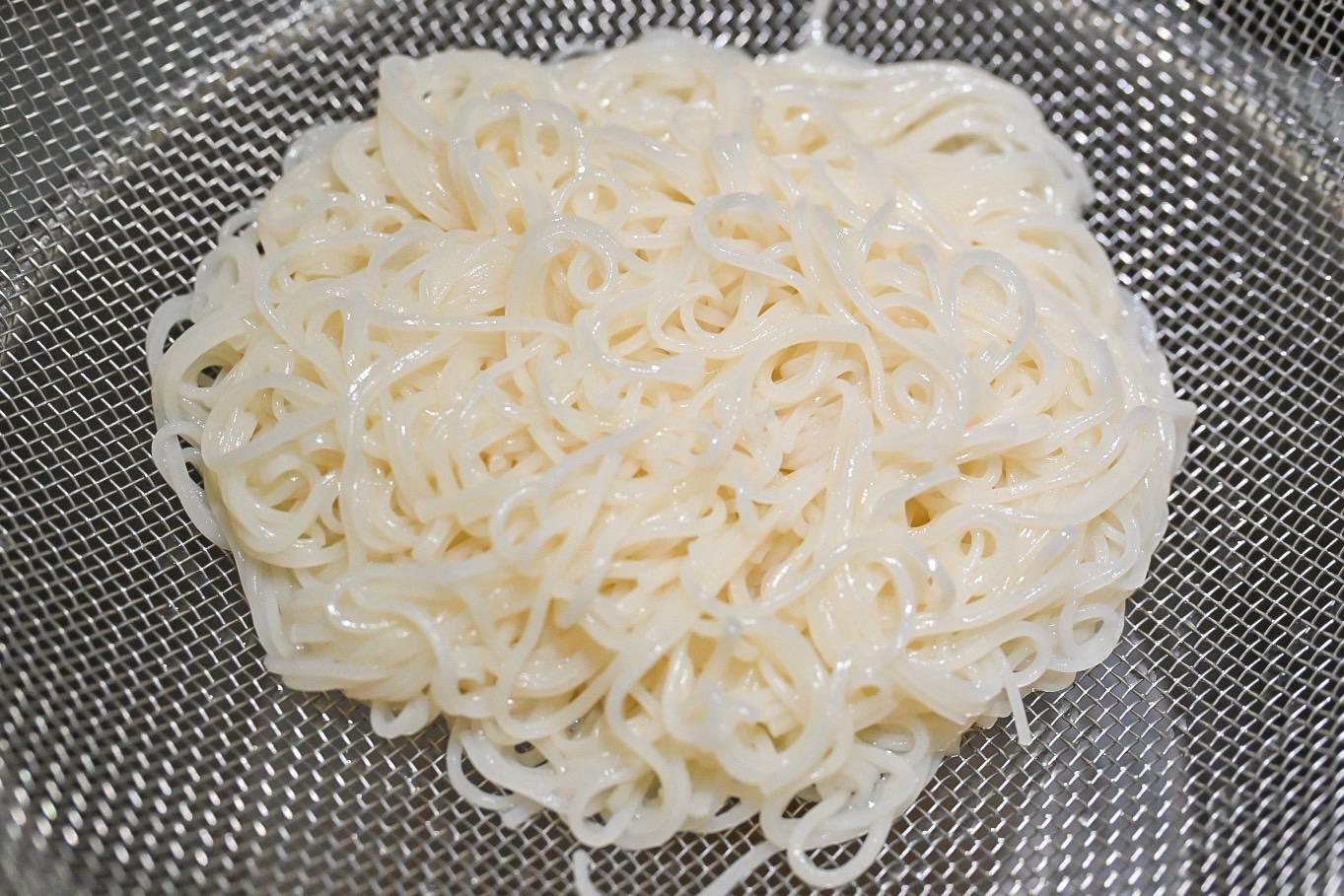 ざるに入ったゆでたそうめん