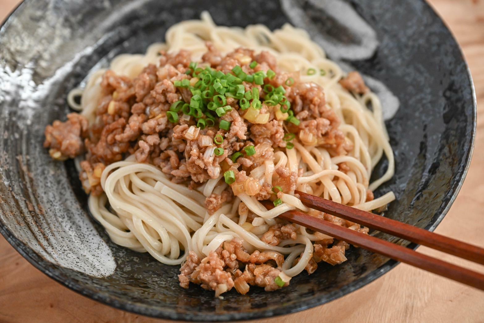 皿に盛られた台湾風まぜ麺　花椒しょうゆ味