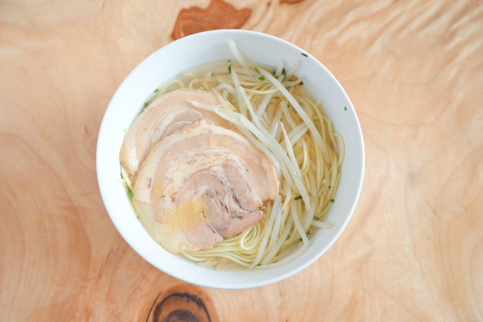 お椀に入った鶏塩ラーメン