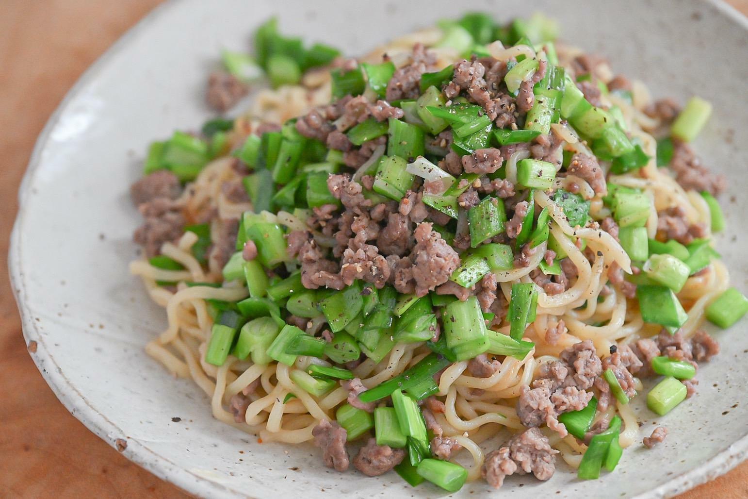 皿にもられたニラ焼きそば