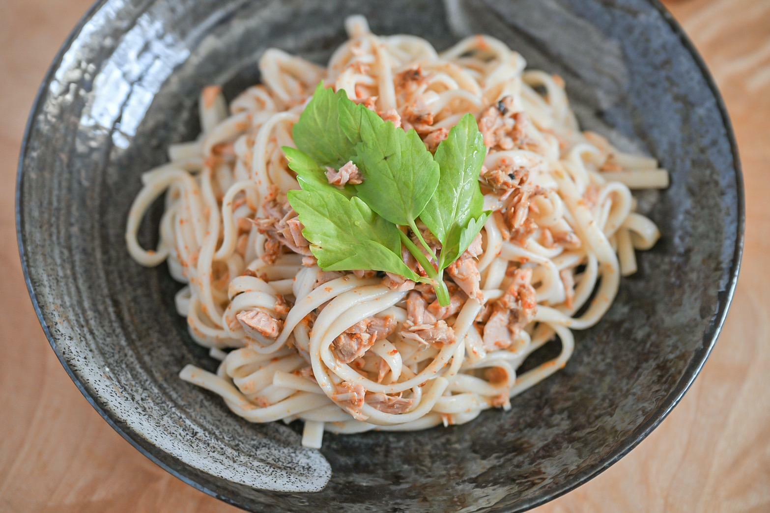 黒い皿に盛られた麺料理