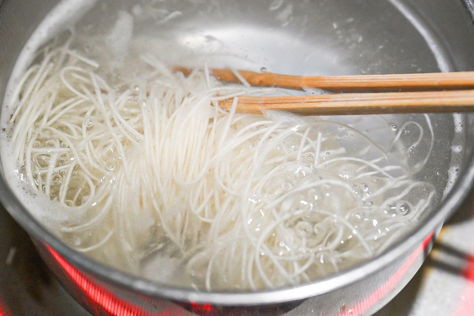 鍋に入ったそうめん